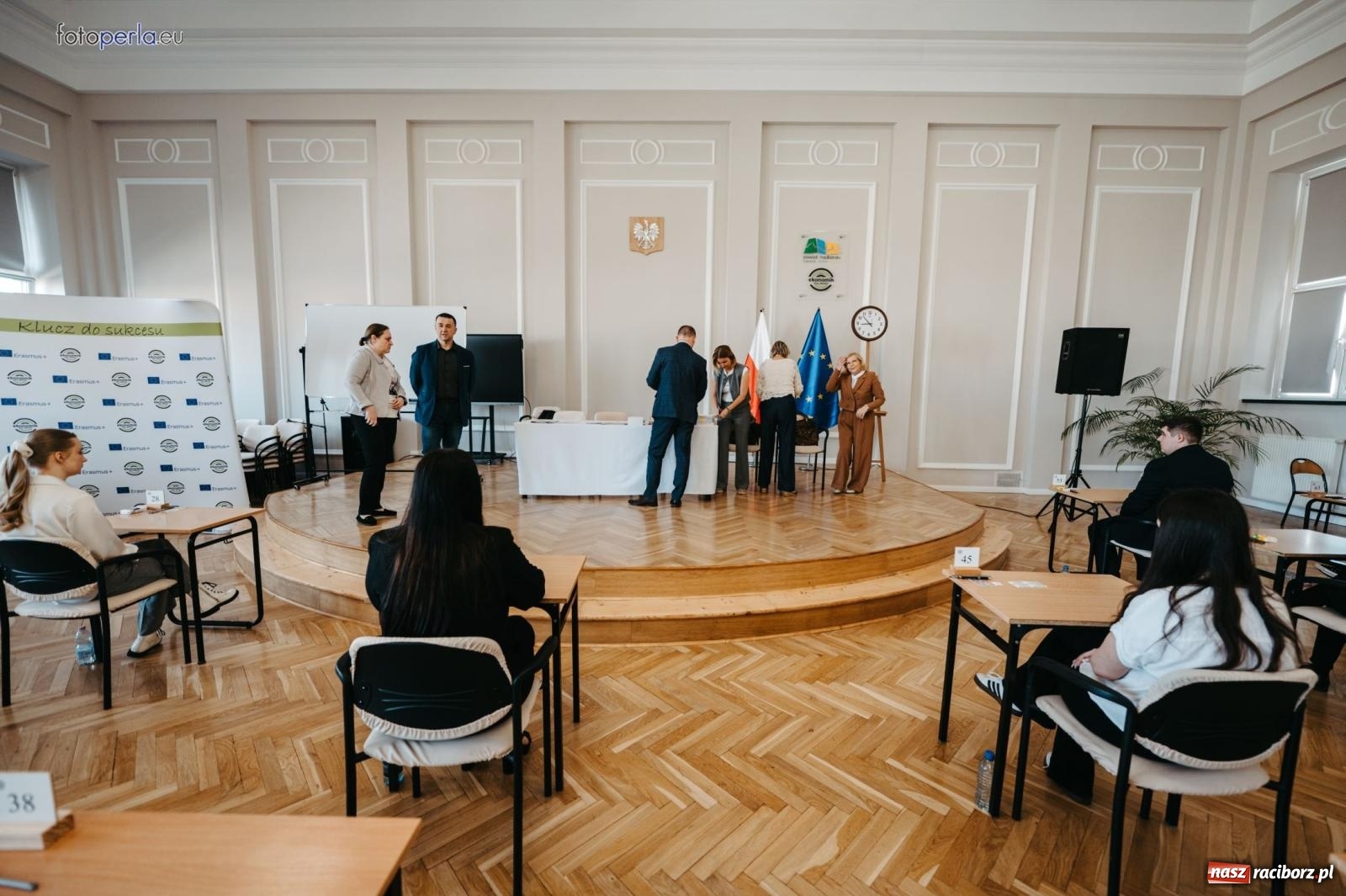 Zdjęcie w galerii na portalu naszraciborz.pl: Matury w Ekonomiku. Absolwentki i absolwenci czterech klas przystąpili do egzaminu dojrzałości wiadomości z regionu