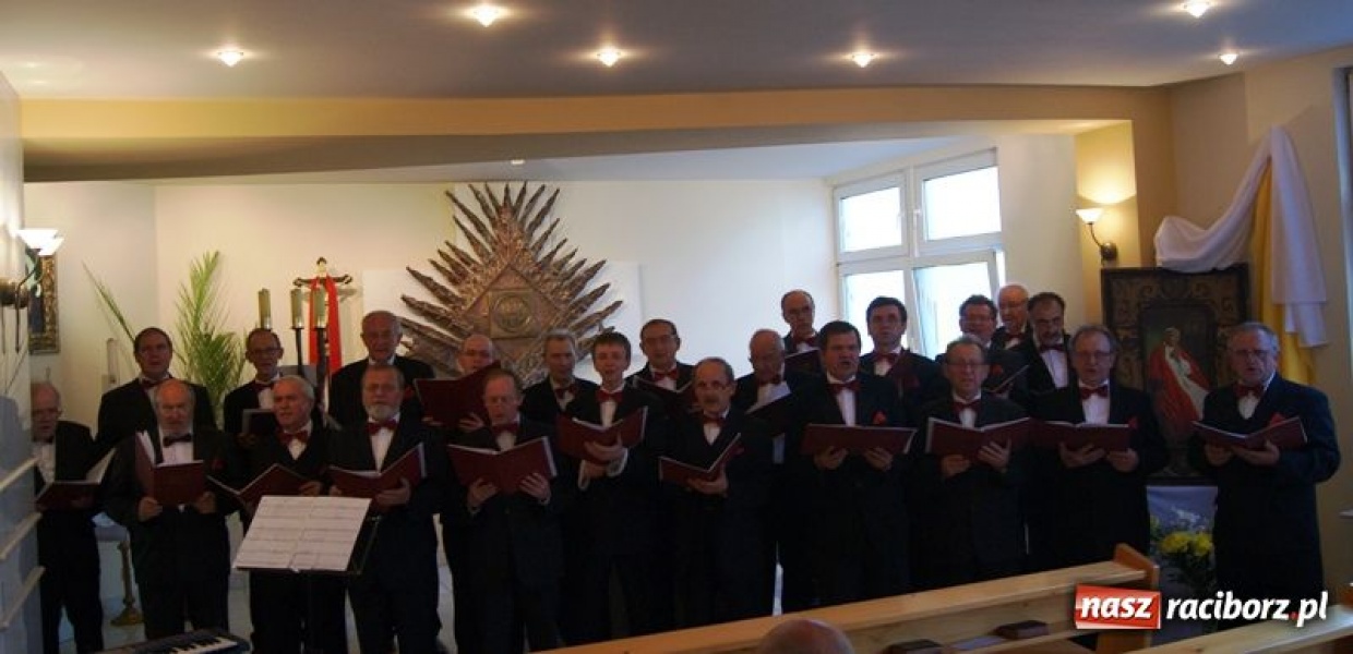 Zdjęcie w galerii na portalu naszraciborz.pl: Żywy pomnik dla błogosławionego Jana Pawła II wiadomości z regionu