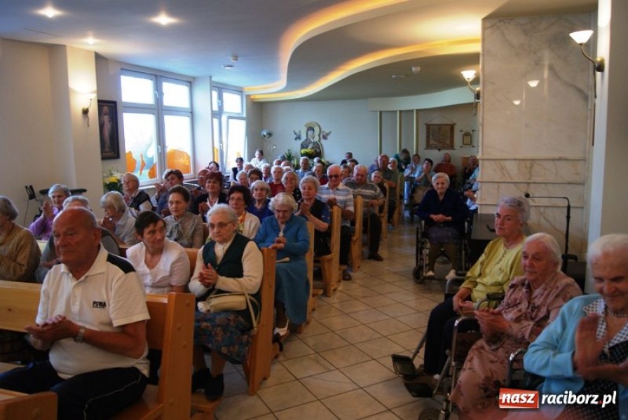 Zdjęcie w galerii na portalu naszraciborz.pl: Żywy pomnik dla błogosławionego Jana Pawła II wiadomości z regionu