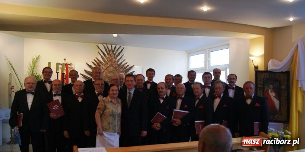 Zdjęcie w galerii na portalu naszraciborz.pl: Żywy pomnik dla błogosławionego Jana Pawła II wiadomości z regionu