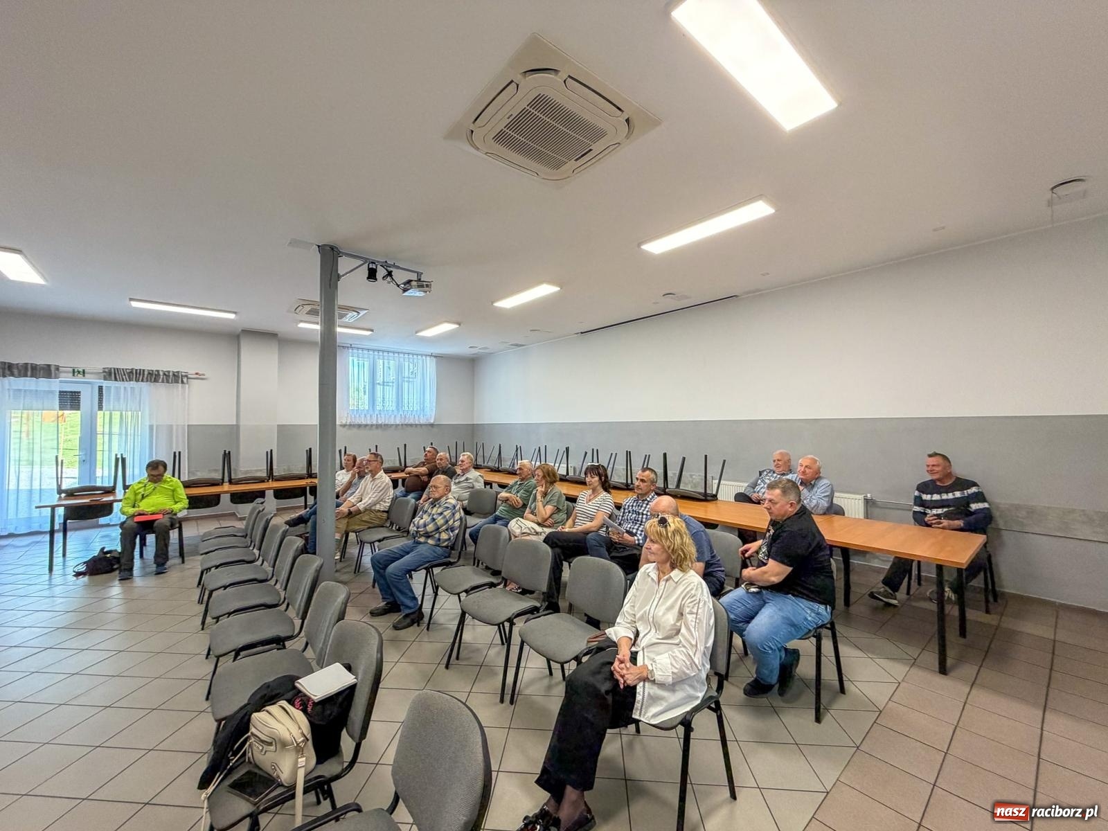 Zdjęcie w galerii na portalu naszraciborz.pl: Prezydent w Brzeziu. Co z drogą do A1, zabudową Lipek i źródełkiem zalewającym Pogrzebieńską? wiadomości z regionu