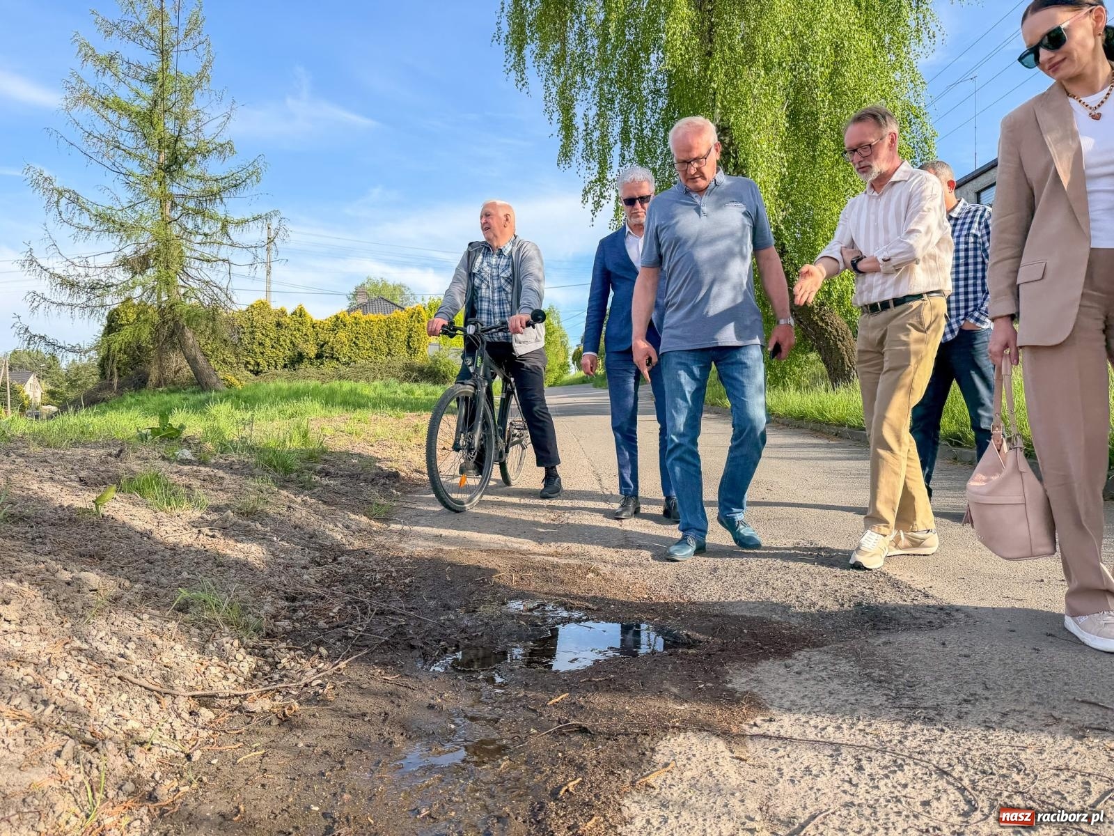 Zdjęcie w galerii na portalu naszraciborz.pl: Prezydent w Brzeziu. Co z drogą do A1, zabudową Lipek i źródełkiem zalewającym Pogrzebieńską? wiadomości z regionu