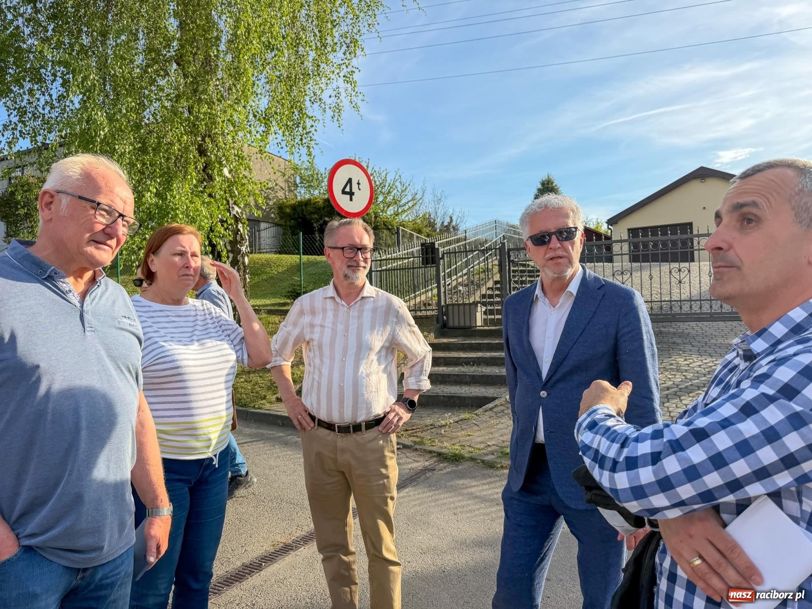 Zdjęcie w galerii na portalu naszraciborz.pl: Prezydent w Brzeziu. Co z drogą do A1, zabudową Lipek i źródełkiem zalewającym Pogrzebieńską? wiadomości z regionu