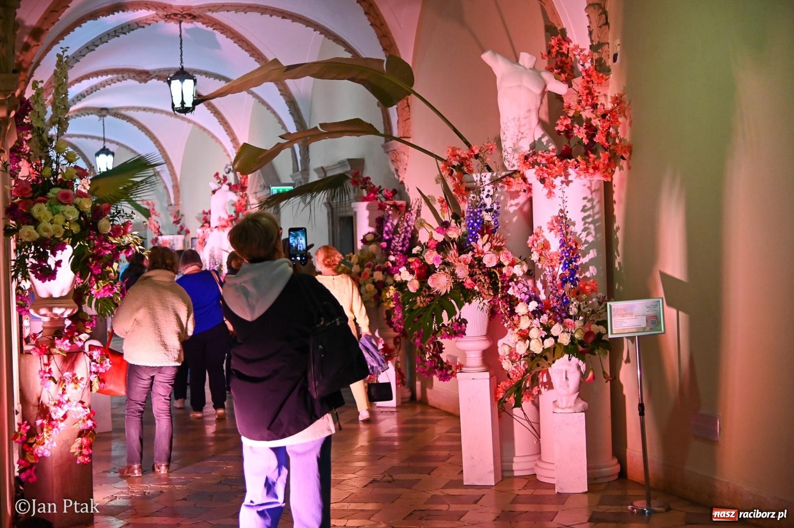 Zdjęcie w galerii na portalu naszraciborz.pl: TAURON Festiwal Kwiatów i Sztuki w Zamku Książ – Odyseja czasu wiadomości z regionu