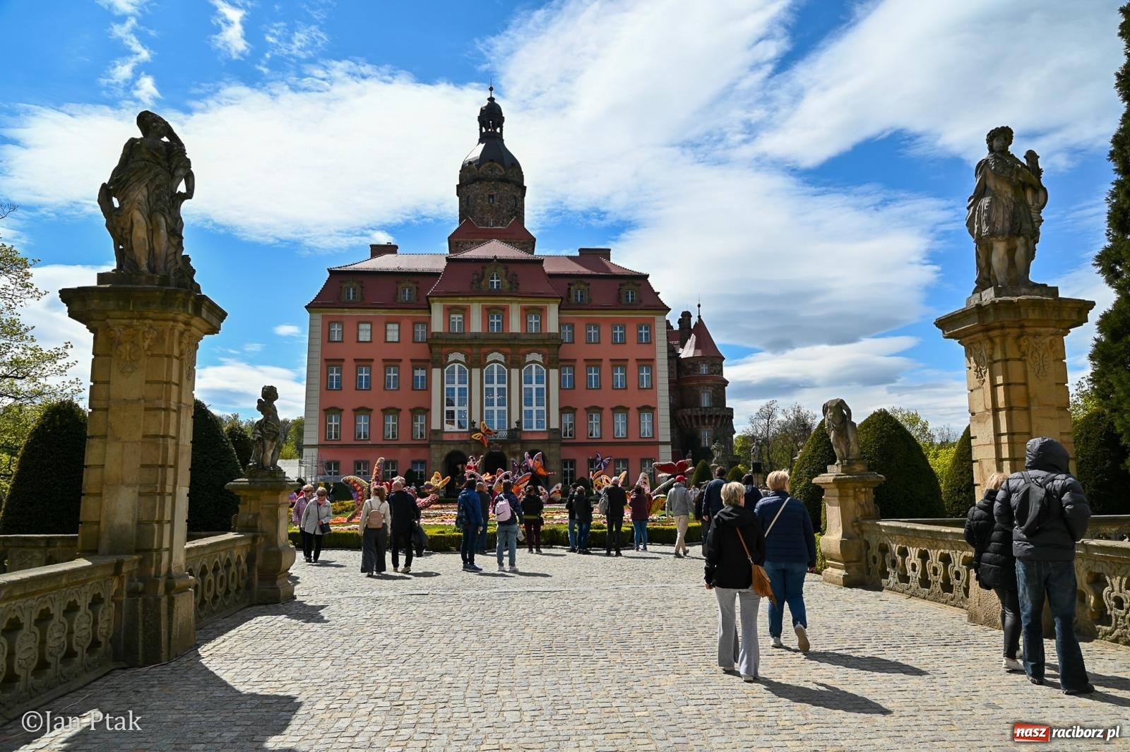 Zdjęcie w galerii na portalu naszraciborz.pl: TAURON Festiwal Kwiatów i Sztuki w Zamku Książ – Odyseja czasu wiadomości z regionu
