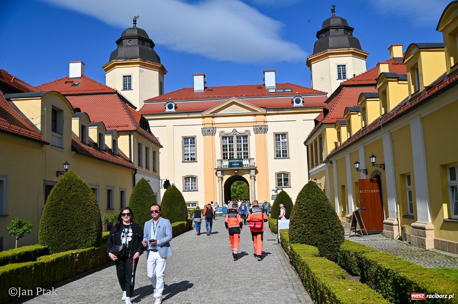 Zdjęcie w galerii na portalu naszraciborz.pl: TAURON Festiwal Kwiatów i Sztuki w Zamku Książ – Odyseja czasu wiadomości z regionu