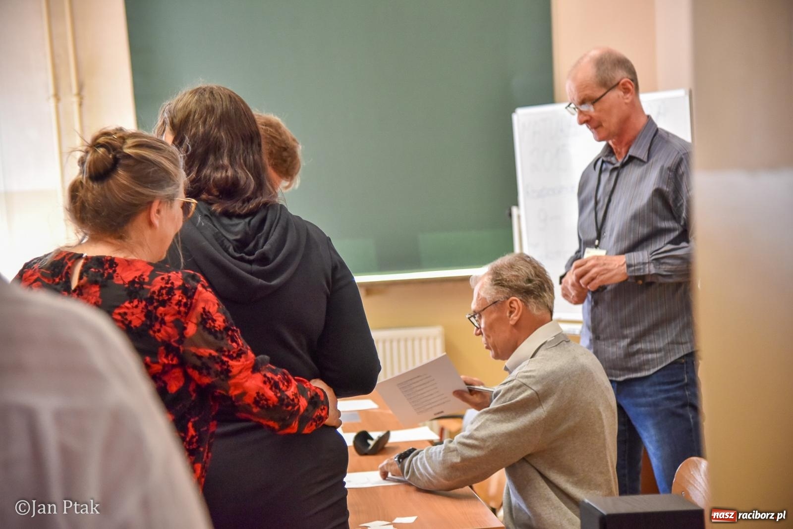 Zdjęcie w galerii na portalu naszraciborz.pl: Dziś czas na królową nauk. Uczniowie CKZiU nr 1 piszą maturę z matematyki wiadomości z regionu
