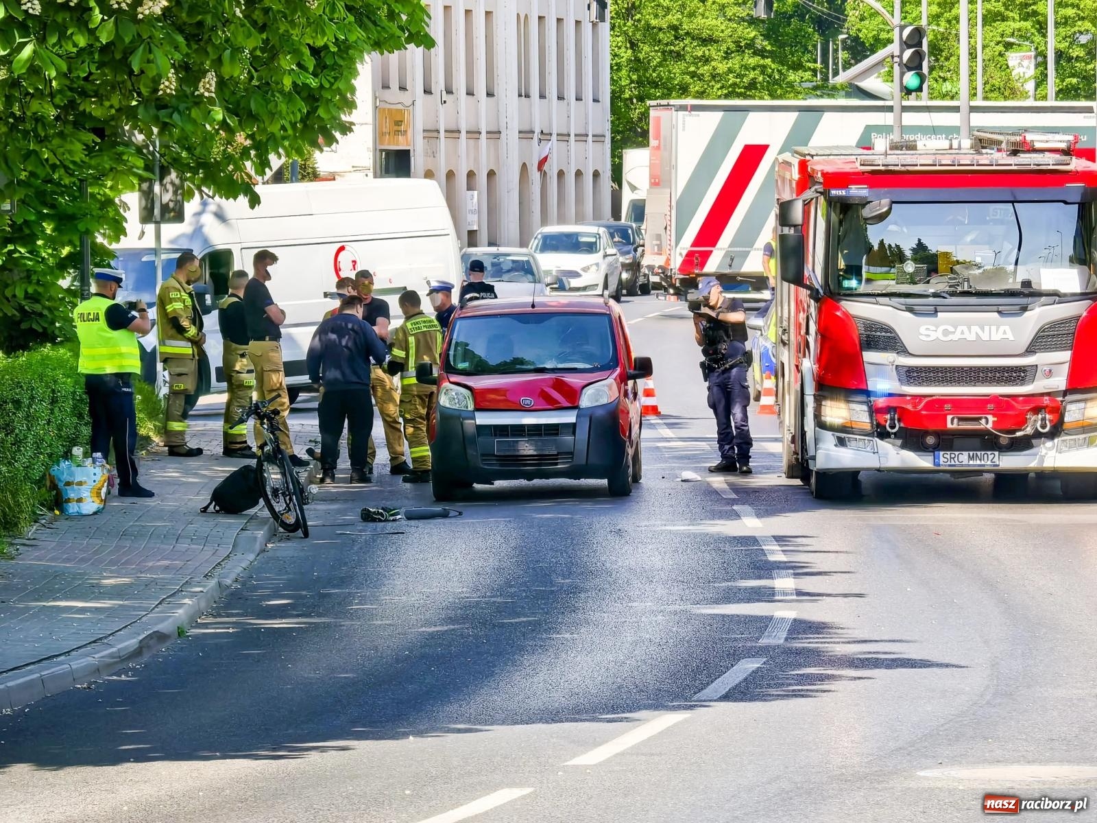 Zdjęcie w galerii na portalu naszraciborz.pl: Potrącenie rowerzysty na Reymonta. Służby wyjaśniają okoliczności zdarzenia wiadomości z regionu