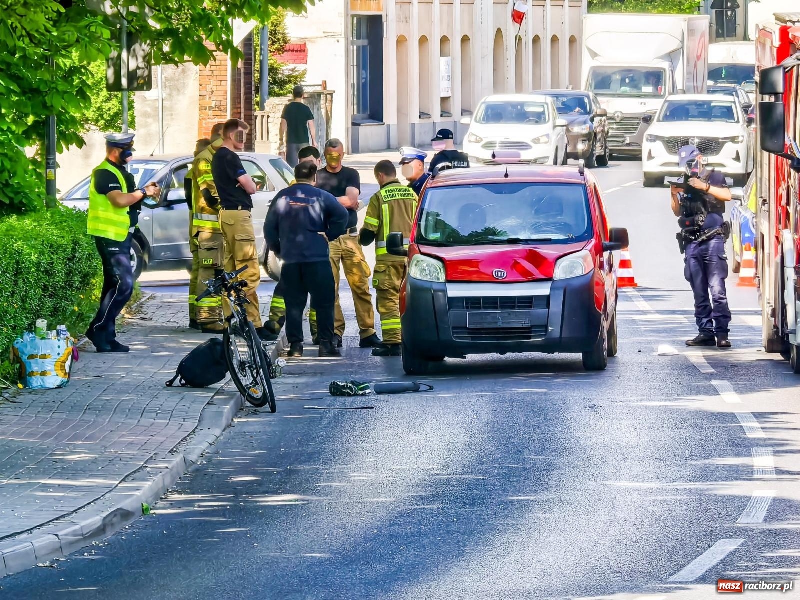 Zdjęcie w galerii na portalu naszraciborz.pl: Potrącenie rowerzysty na Reymonta. Służby wyjaśniają okoliczności zdarzenia wiadomości z regionu
