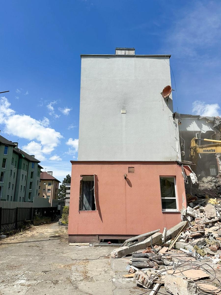 Zdjęcie w galerii na portalu naszraciborz.pl: Ruszyła rozbiórka dawnego klubu NOT w Raciborzu. Powstanie budynek mieszkalny wiadomości z regionu