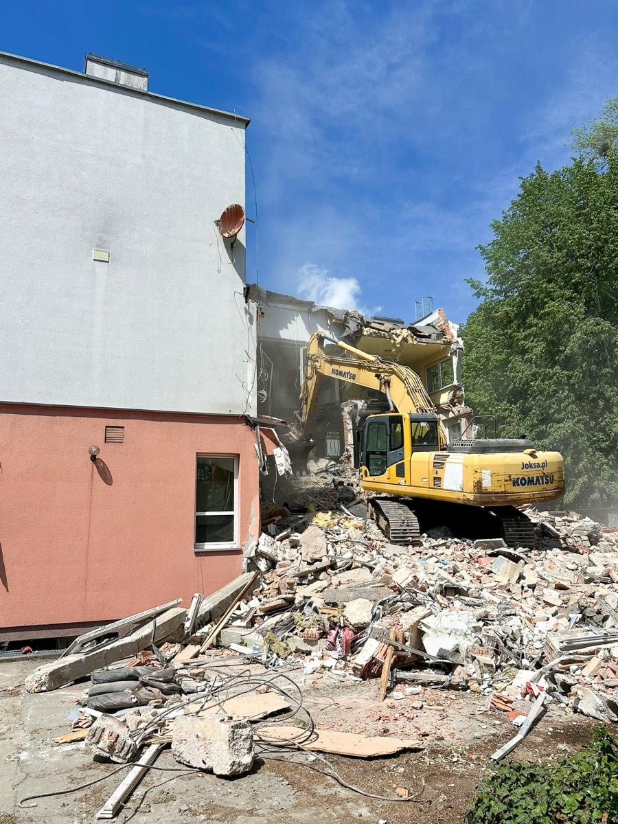 Zdjęcie w galerii na portalu naszraciborz.pl: Ruszyła rozbiórka dawnego klubu NOT w Raciborzu. Powstanie budynek mieszkalny wiadomości z regionu