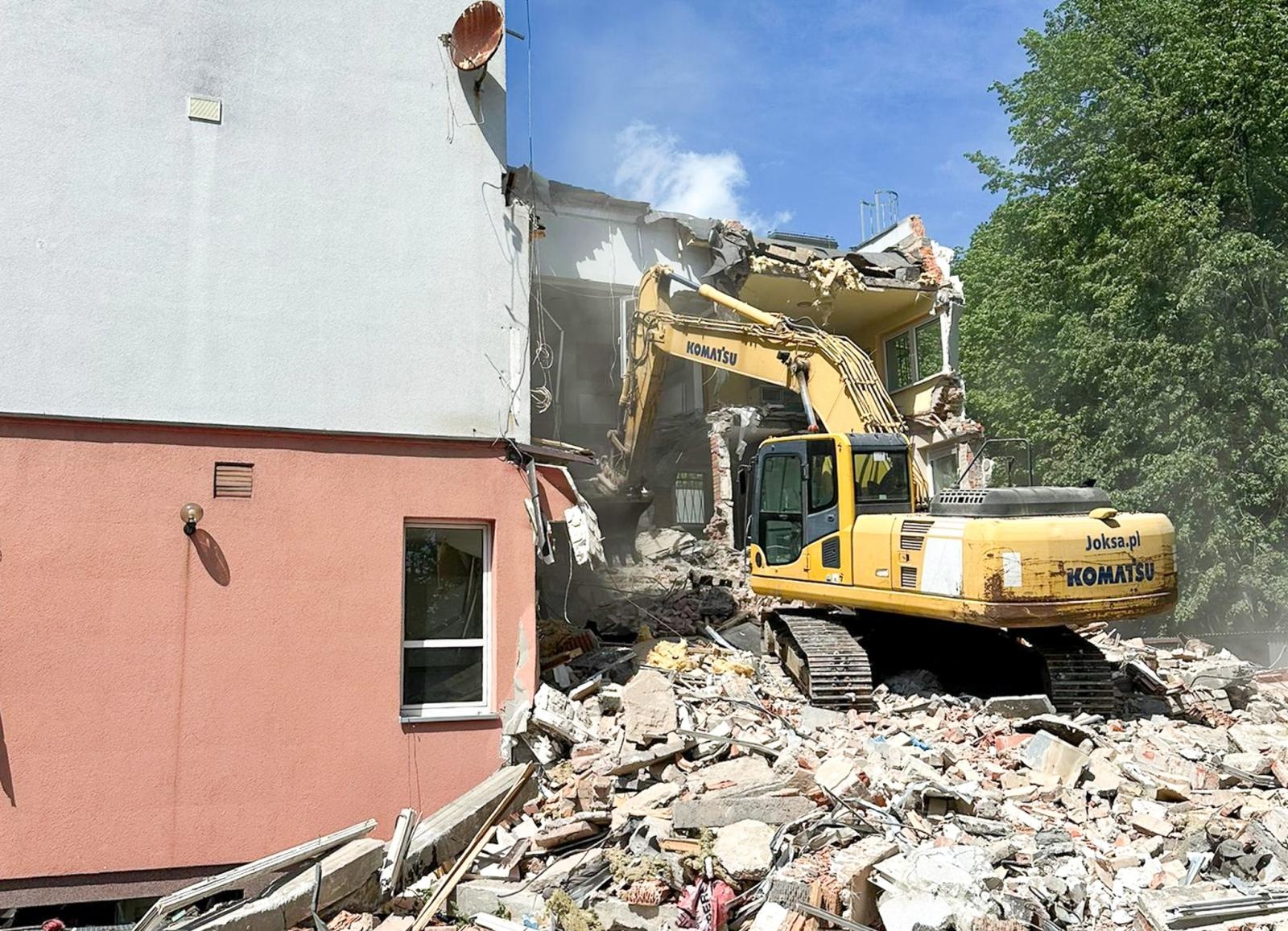 Zdjęcie w galerii na portalu naszraciborz.pl: Ruszyła rozbiórka dawnego klubu NOT w Raciborzu. Powstanie budynek mieszkalny wiadomości z regionu