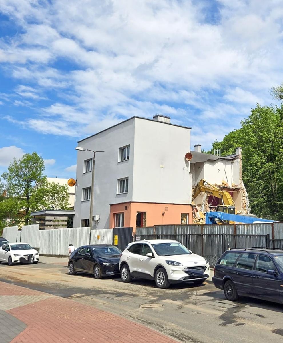 Zdjęcie w galerii na portalu naszraciborz.pl: Ruszyła rozbiórka dawnego klubu NOT w Raciborzu. Powstanie budynek mieszkalny wiadomości z regionu