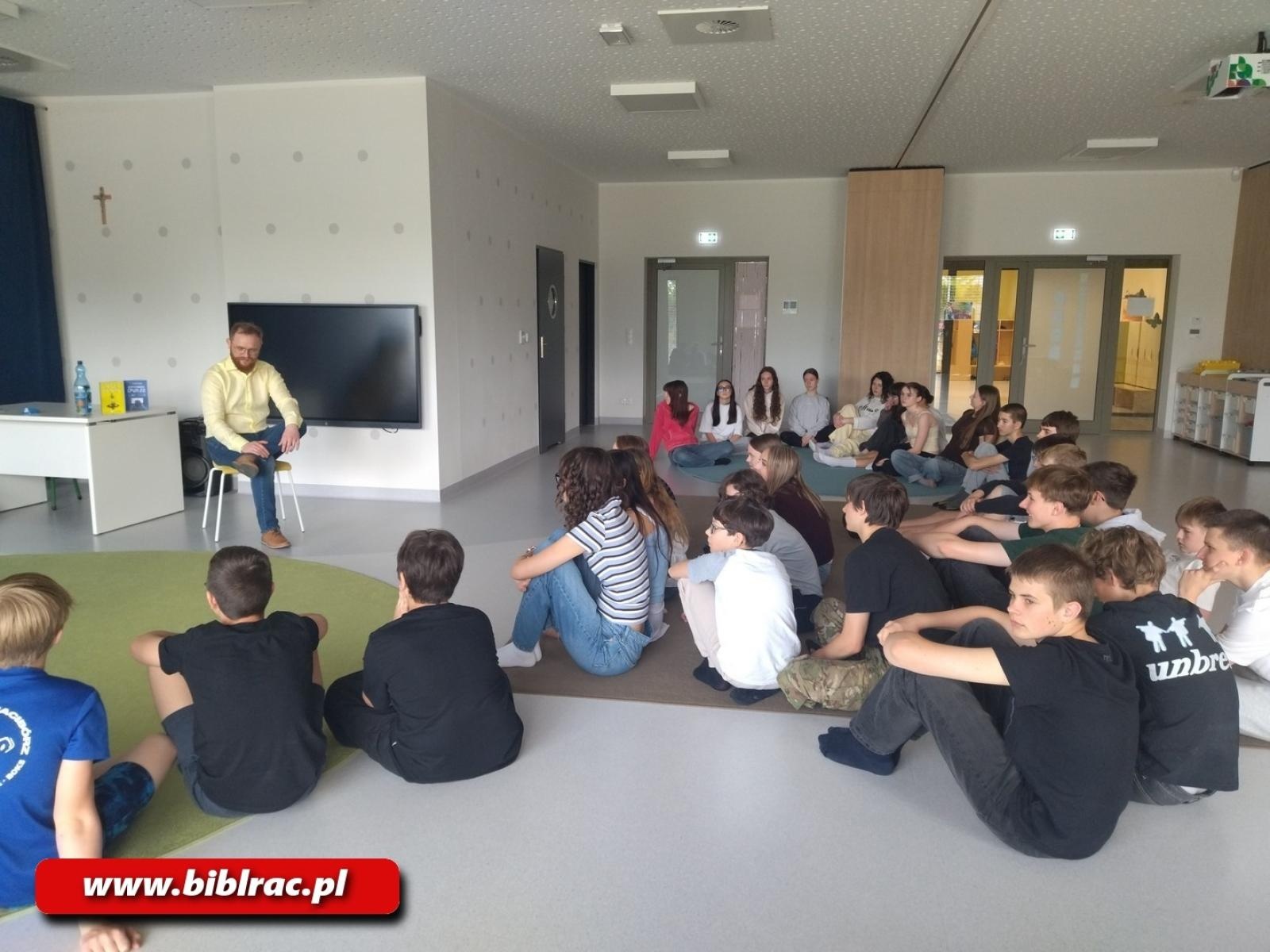 Zdjęcie w galerii na portalu naszraciborz.pl: O cyberprzemocy dla dzieci i tajemnicach Riese dla dorosłych – Krzysztof Piersa w bibliotece wiadomości z regionu