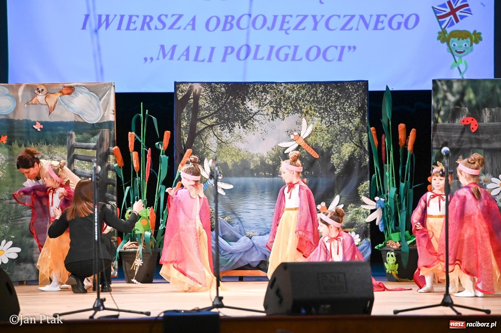 Zdjęcie w galerii na portalu naszraciborz.pl: Mali artyści i poligloci zaprezentowali się na scenie RCK [FOTO i WIDEO] wiadomości z regionu