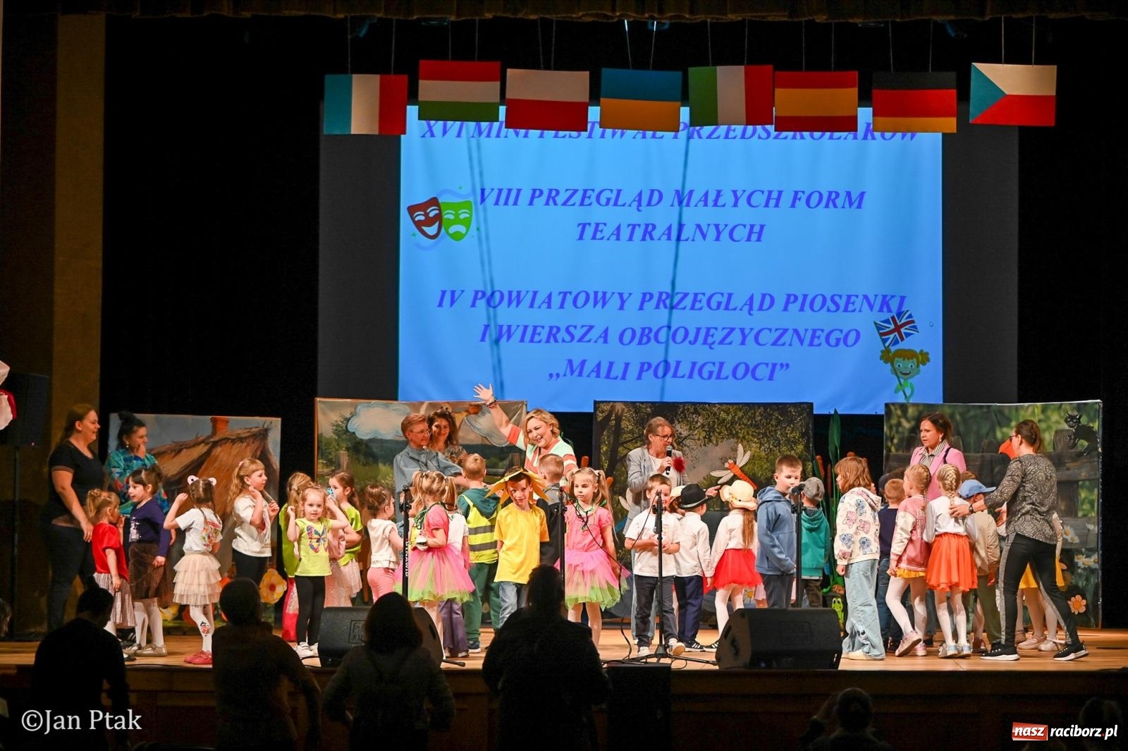 Zdjęcie w galerii na portalu naszraciborz.pl: Mali artyści i poligloci zaprezentowali się na scenie RCK [FOTO i WIDEO] wiadomości z regionu