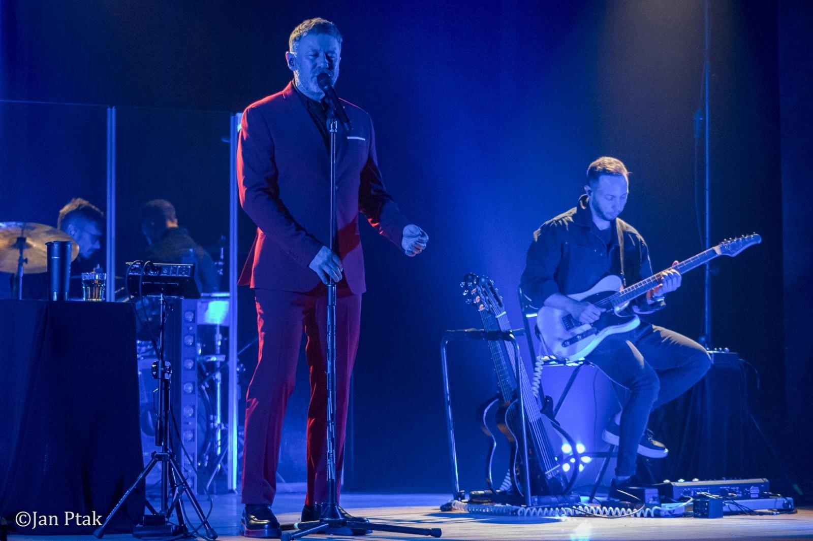 Zdjęcie w galerii na portalu naszraciborz.pl: Andrzej Piaseczny ponownie wystąpił w Raciborzu. Kameralny koncert przyciągnął fanów artysty wiadomości z regionu
