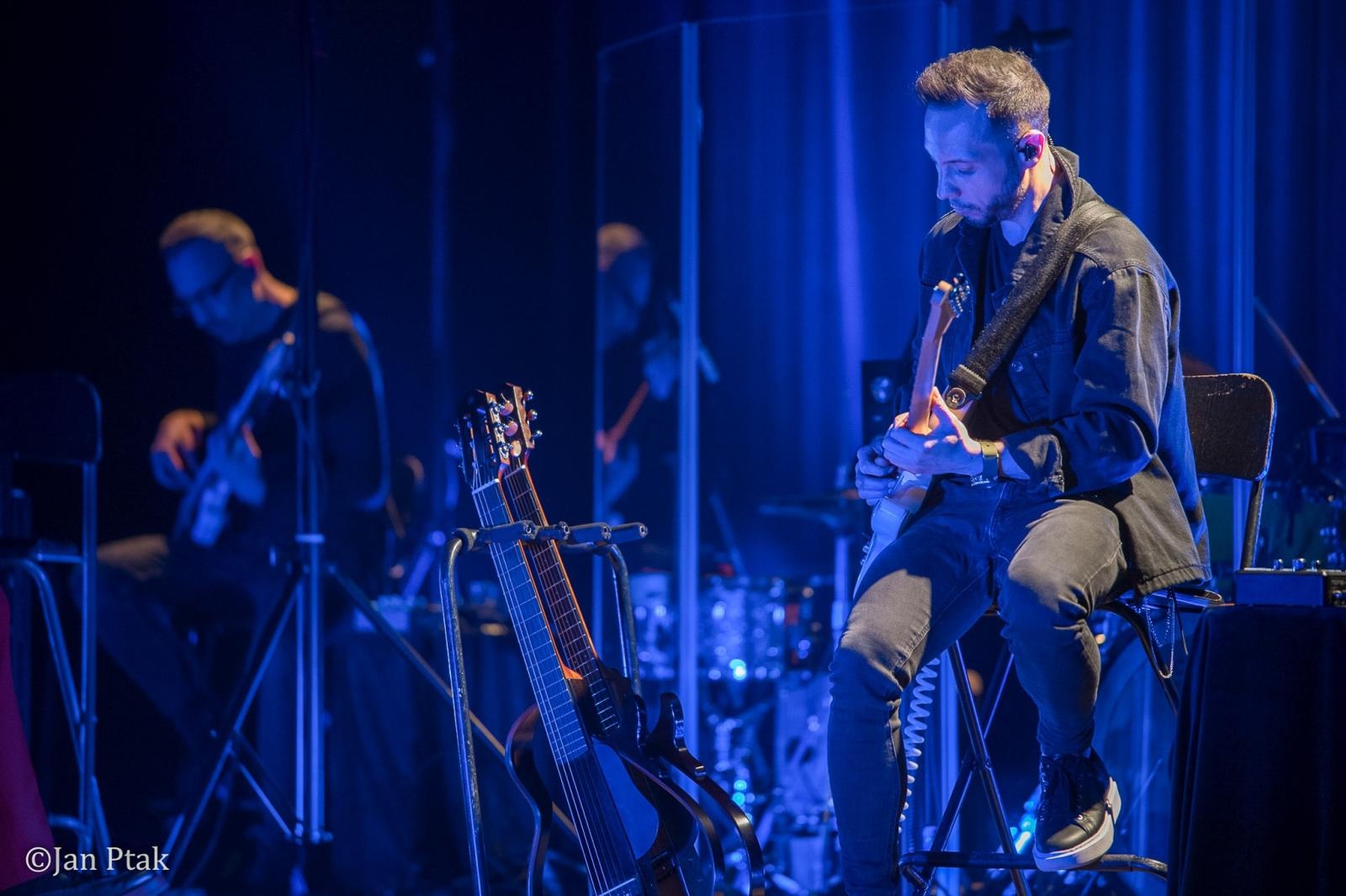 Zdjęcie w galerii na portalu naszraciborz.pl: Andrzej Piaseczny ponownie wystąpił w Raciborzu. Kameralny koncert przyciągnął fanów artysty wiadomości z regionu