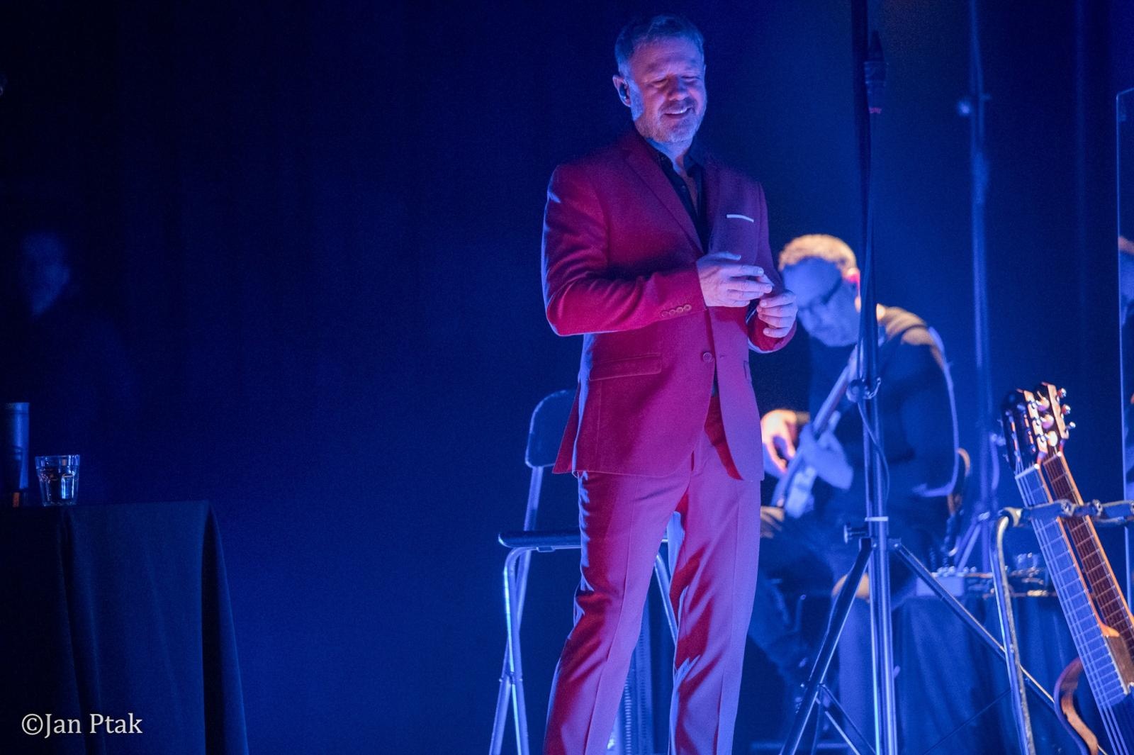 Zdjęcie w galerii na portalu naszraciborz.pl: Andrzej Piaseczny ponownie wystąpił w Raciborzu. Kameralny koncert przyciągnął fanów artysty wiadomości z regionu