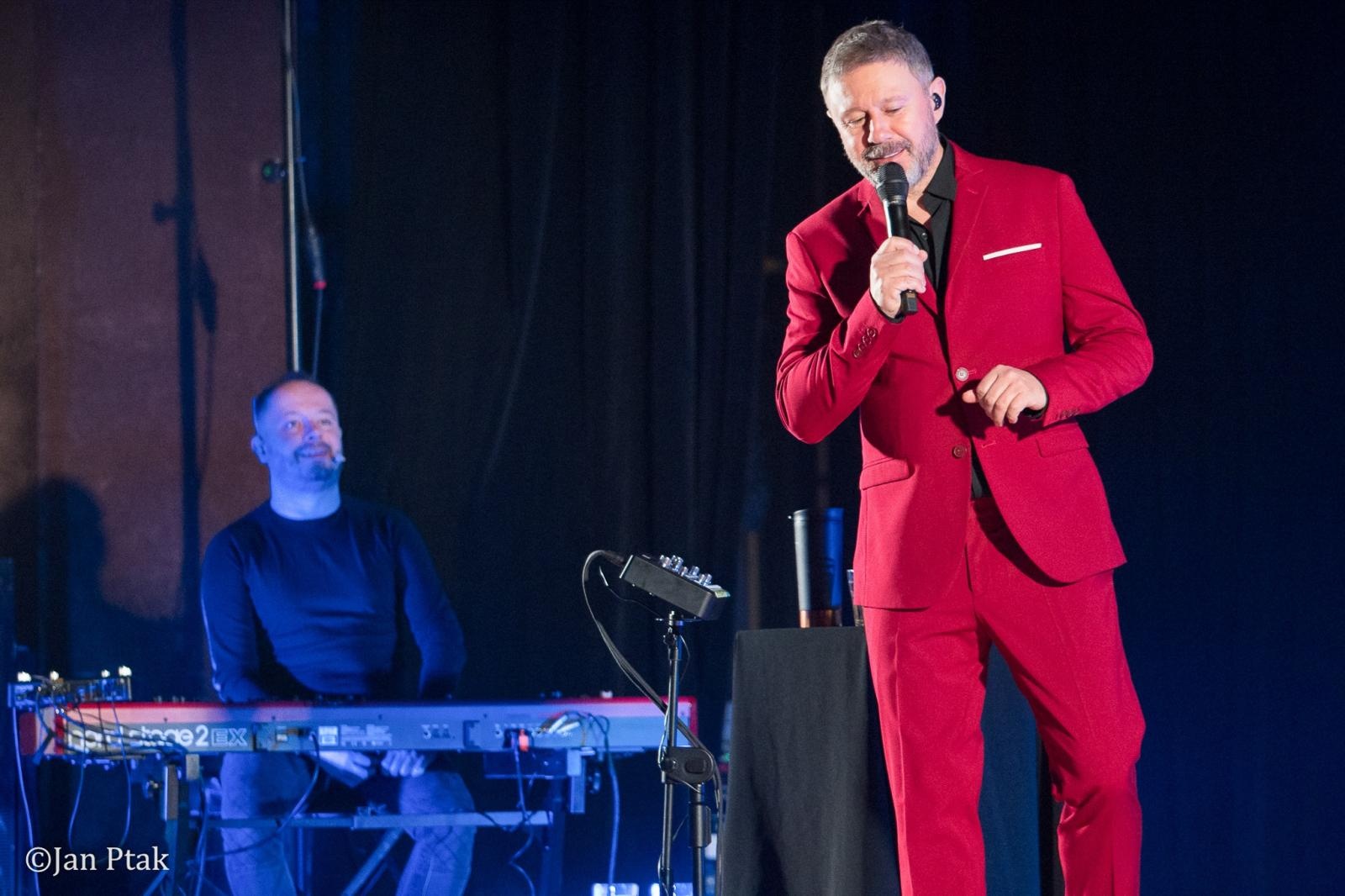 Zdjęcie w galerii na portalu naszraciborz.pl: Andrzej Piaseczny ponownie wystąpił w Raciborzu. Kameralny koncert przyciągnął fanów artysty wiadomości z regionu