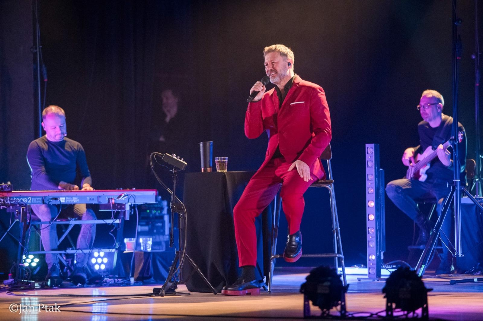 Zdjęcie w galerii na portalu naszraciborz.pl: Andrzej Piaseczny ponownie wystąpił w Raciborzu. Kameralny koncert przyciągnął fanów artysty wiadomości z regionu