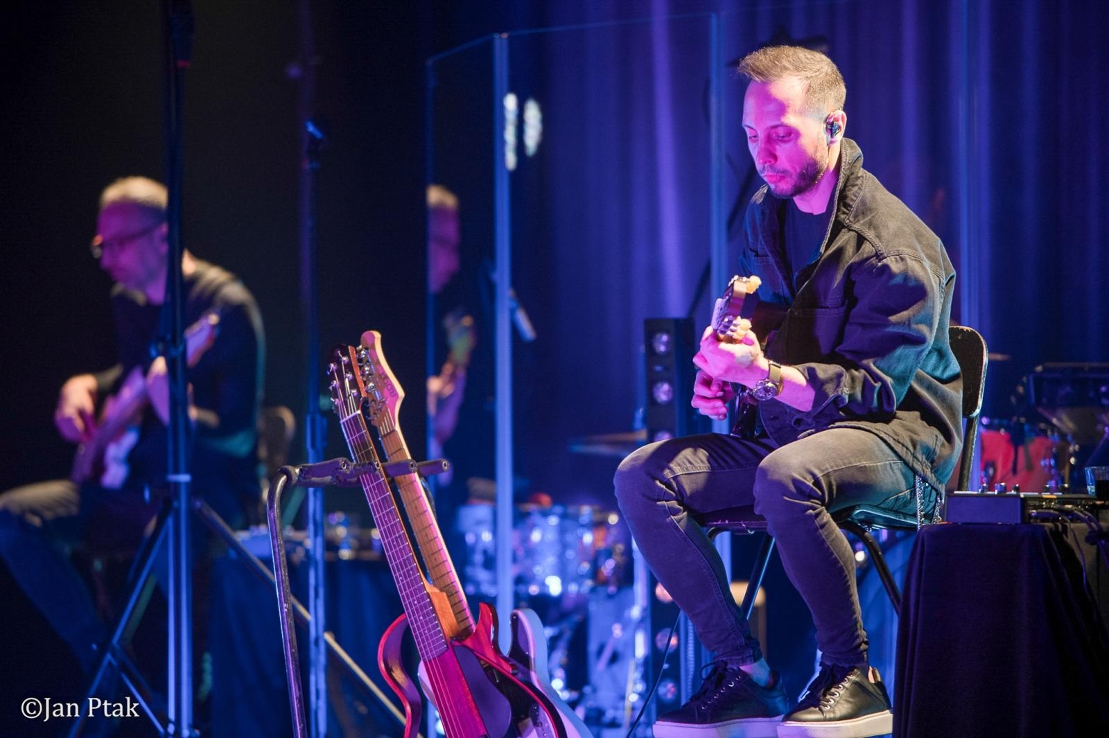 Zdjęcie w galerii na portalu naszraciborz.pl: Andrzej Piaseczny ponownie wystąpił w Raciborzu. Kameralny koncert przyciągnął fanów artysty wiadomości z regionu