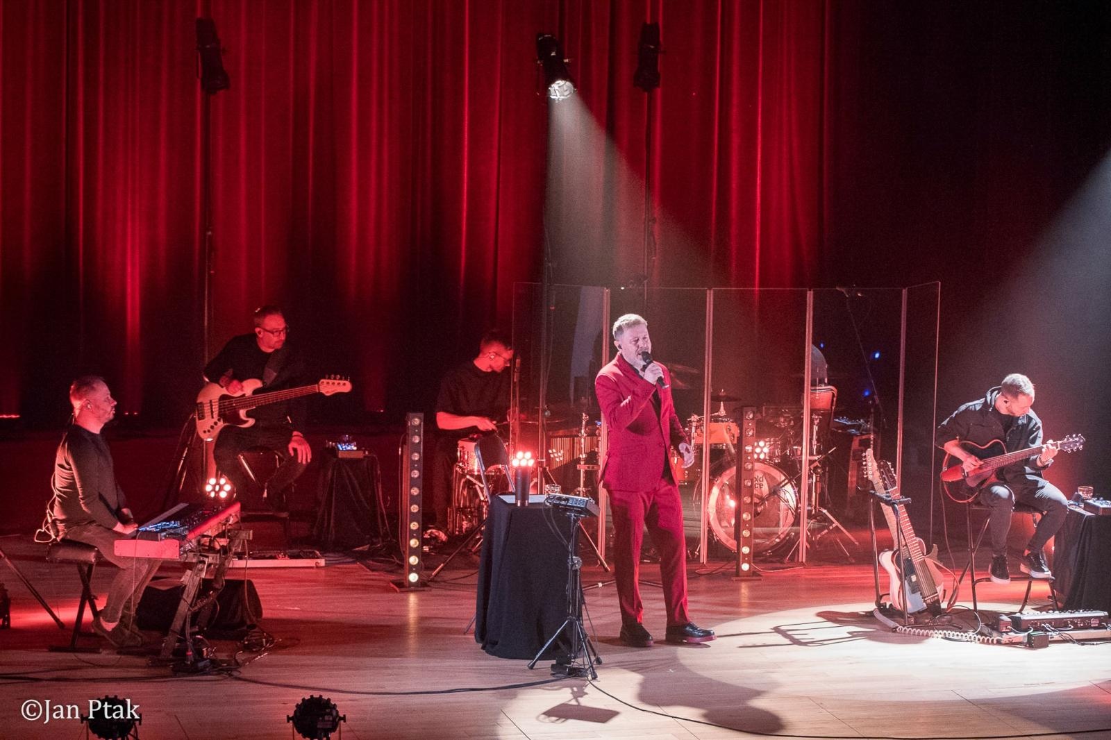 Zdjęcie w galerii na portalu naszraciborz.pl: Andrzej Piaseczny ponownie wystąpił w Raciborzu. Kameralny koncert przyciągnął fanów artysty wiadomości z regionu