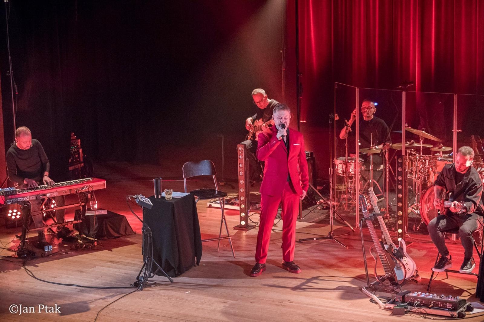 Zdjęcie w galerii na portalu naszraciborz.pl: Andrzej Piaseczny ponownie wystąpił w Raciborzu. Kameralny koncert przyciągnął fanów artysty wiadomości z regionu