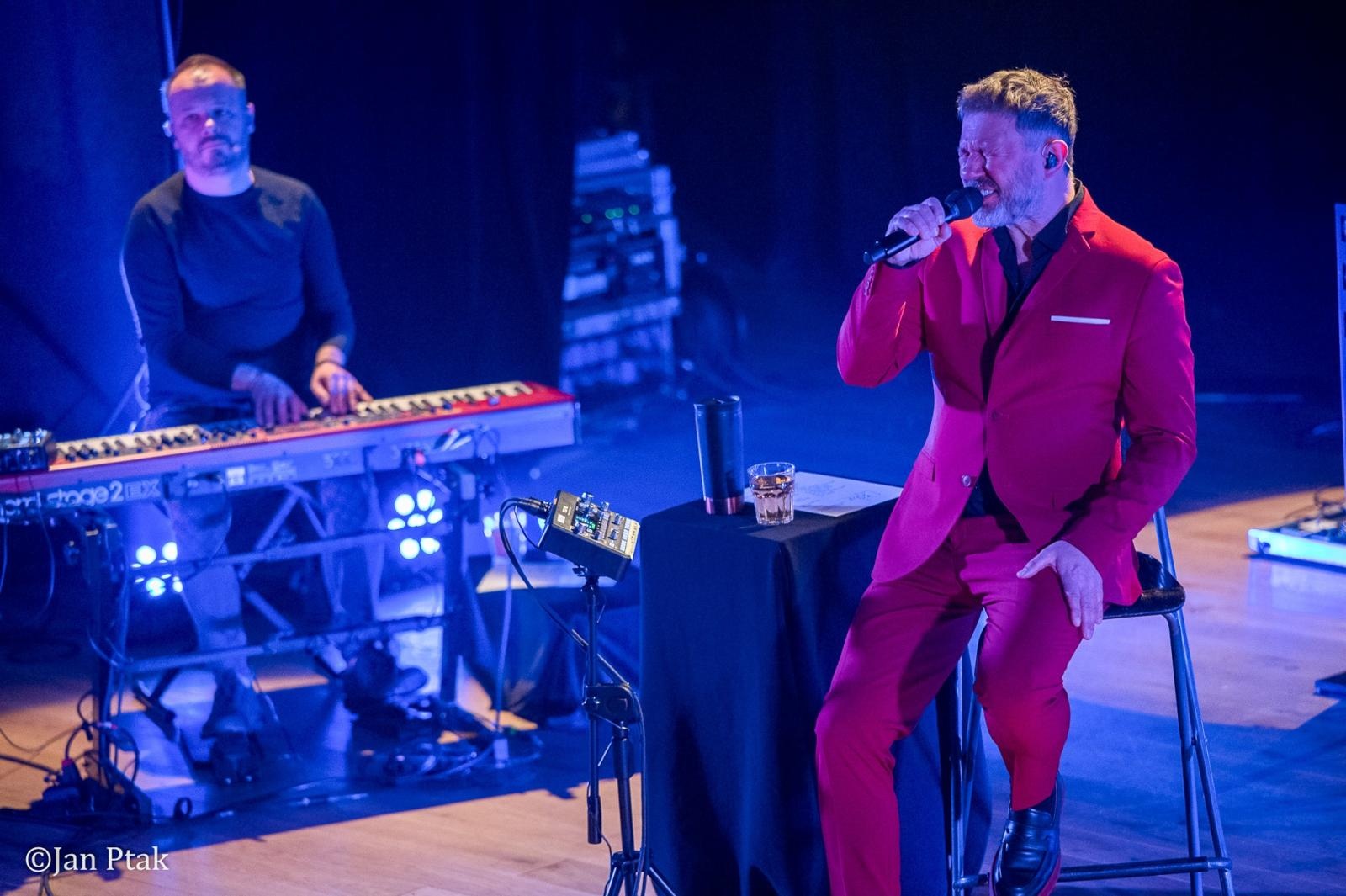 Zdjęcie w galerii na portalu naszraciborz.pl: Andrzej Piaseczny ponownie wystąpił w Raciborzu. Kameralny koncert przyciągnął fanów artysty wiadomości z regionu