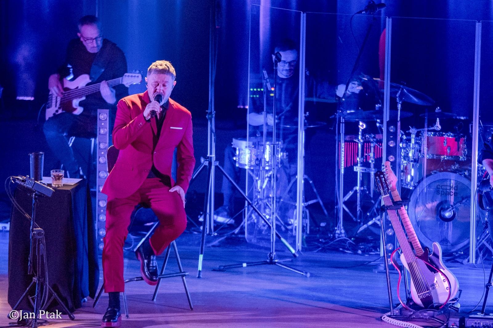 Zdjęcie w galerii na portalu naszraciborz.pl: Andrzej Piaseczny ponownie wystąpił w Raciborzu. Kameralny koncert przyciągnął fanów artysty wiadomości z regionu