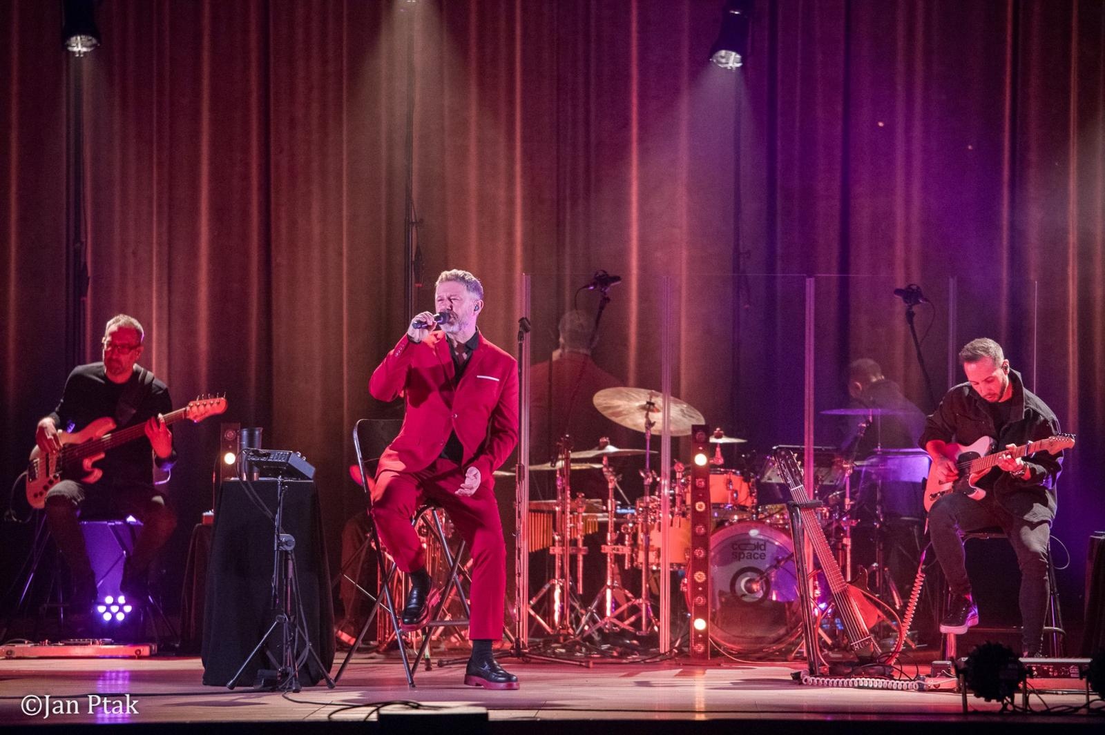 Zdjęcie w galerii na portalu naszraciborz.pl: Andrzej Piaseczny ponownie wystąpił w Raciborzu. Kameralny koncert przyciągnął fanów artysty wiadomości z regionu