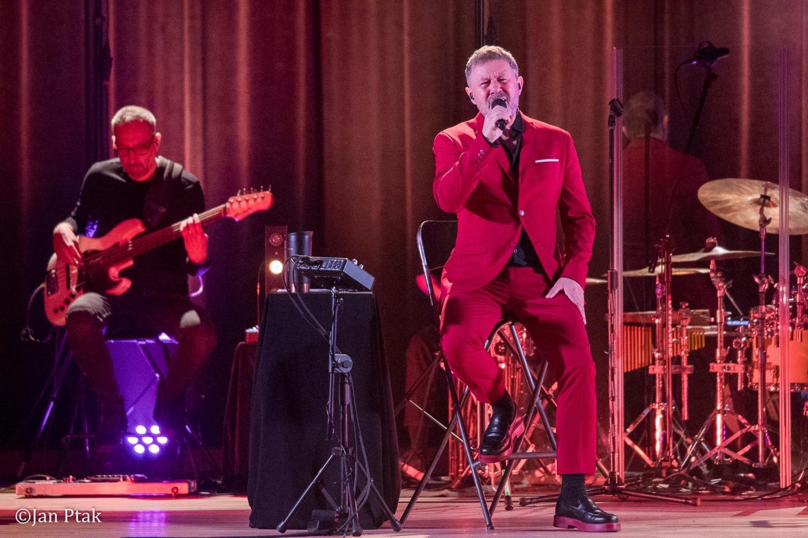 Zdjęcie w galerii na portalu naszraciborz.pl: Andrzej Piaseczny ponownie wystąpił w Raciborzu. Kameralny koncert przyciągnął fanów artysty wiadomości z regionu
