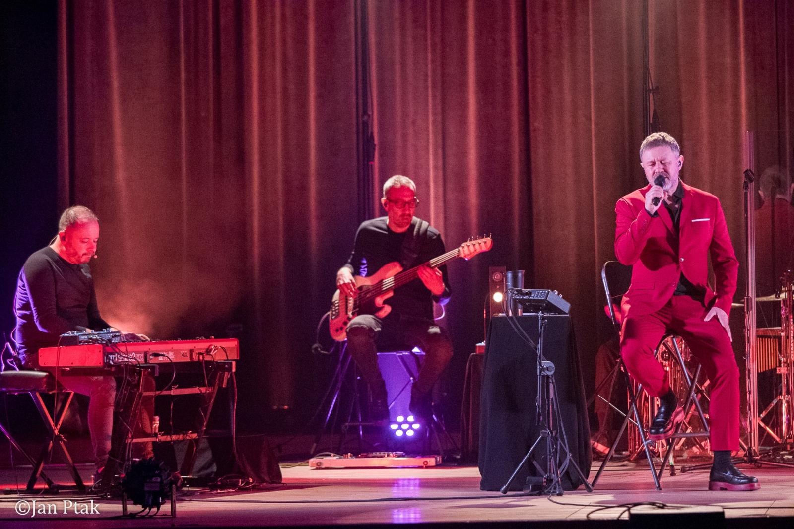 Zdjęcie w galerii na portalu naszraciborz.pl: Andrzej Piaseczny ponownie wystąpił w Raciborzu. Kameralny koncert przyciągnął fanów artysty wiadomości z regionu