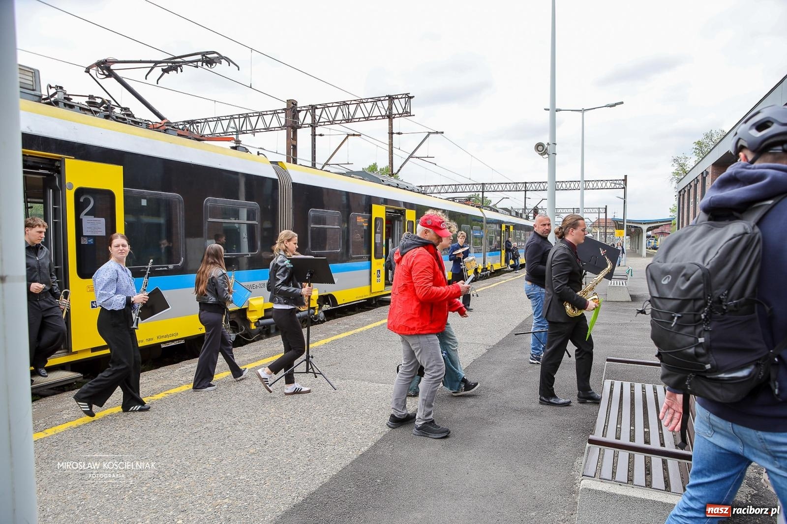 Zdjęcie w galerii na portalu naszraciborz.pl: Opolski Ekspres Dęty znów dotarł do Raciborza. Dworzec wypełniła muzyka i tłumy gości wiadomości z regionu