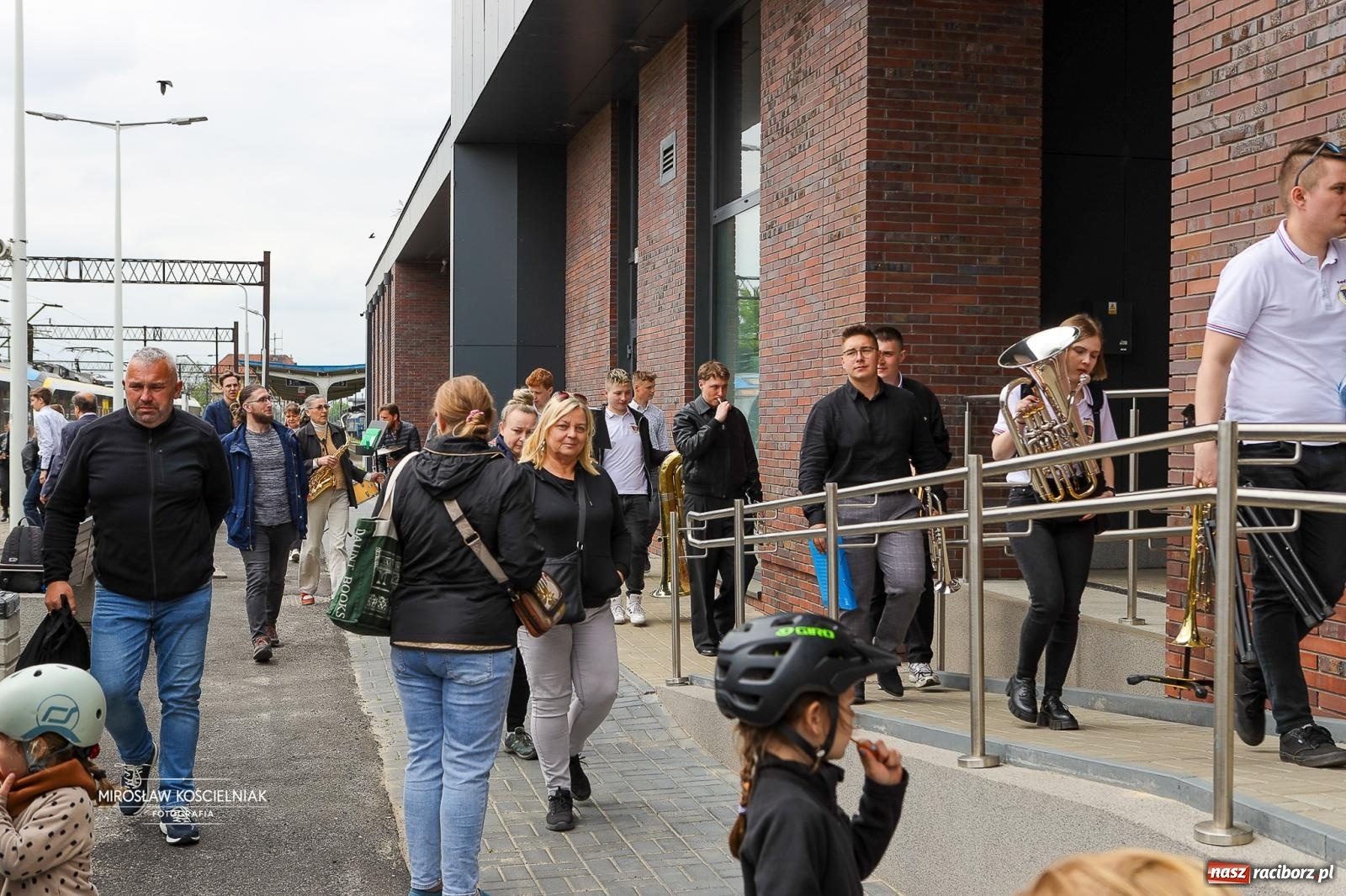 Zdjęcie w galerii na portalu naszraciborz.pl: Opolski Ekspres Dęty znów dotarł do Raciborza. Dworzec wypełniła muzyka i tłumy gości wiadomości z regionu