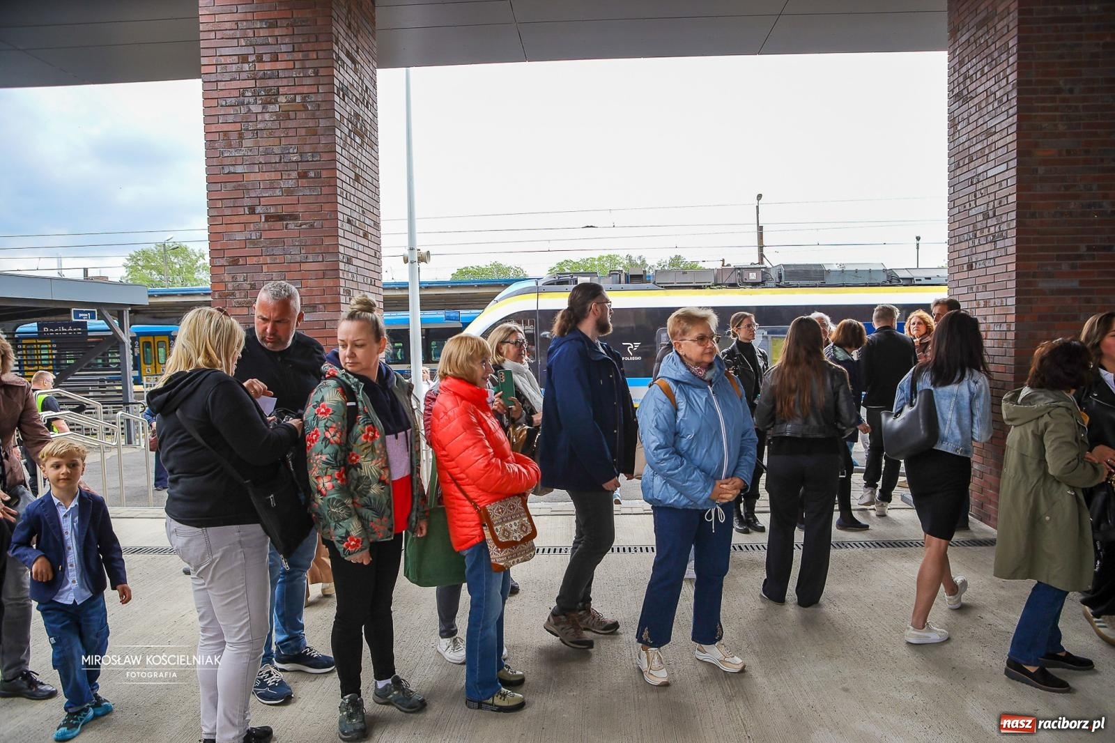 Zdjęcie w galerii na portalu naszraciborz.pl: Opolski Ekspres Dęty znów dotarł do Raciborza. Dworzec wypełniła muzyka i tłumy gości wiadomości z regionu
