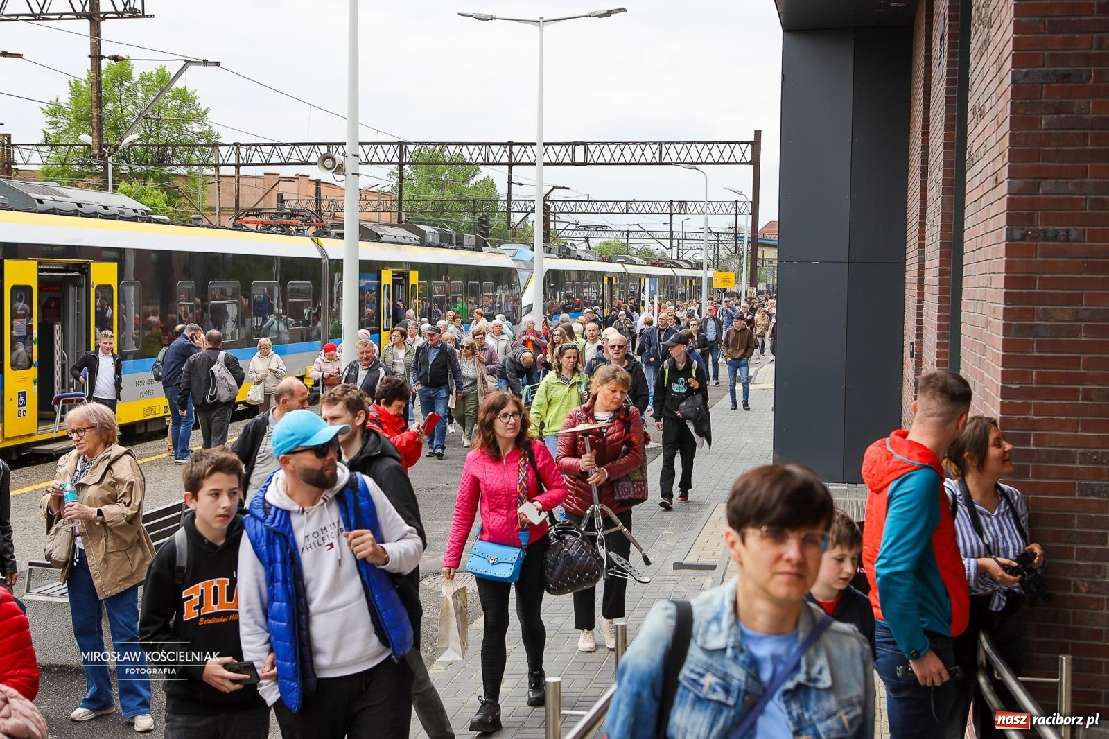 Zdjęcie w galerii na portalu naszraciborz.pl: Opolski Ekspres Dęty znów dotarł do Raciborza. Dworzec wypełniła muzyka i tłumy gości wiadomości z regionu