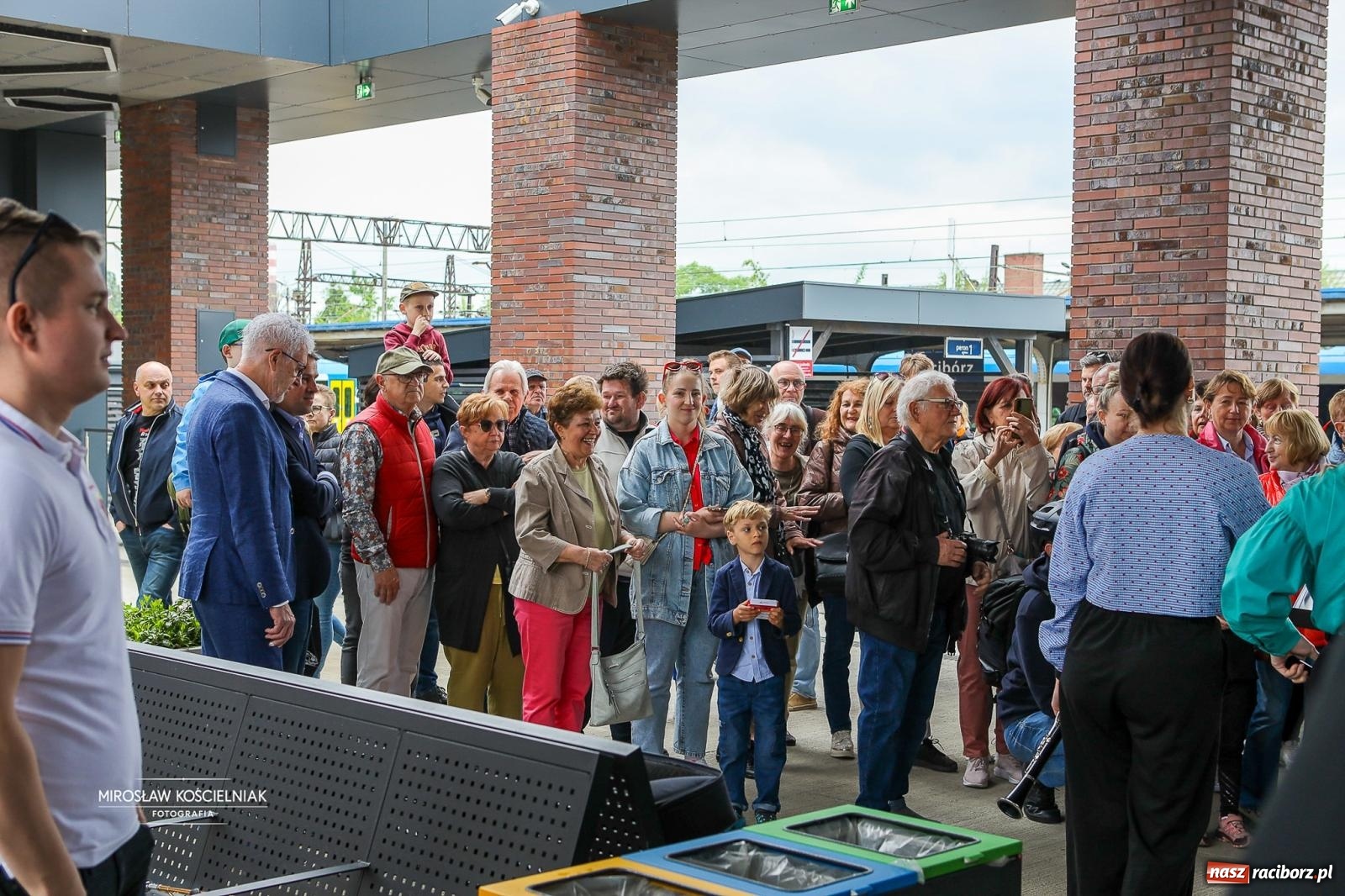 Zdjęcie w galerii na portalu naszraciborz.pl: Opolski Ekspres Dęty znów dotarł do Raciborza. Dworzec wypełniła muzyka i tłumy gości wiadomości z regionu