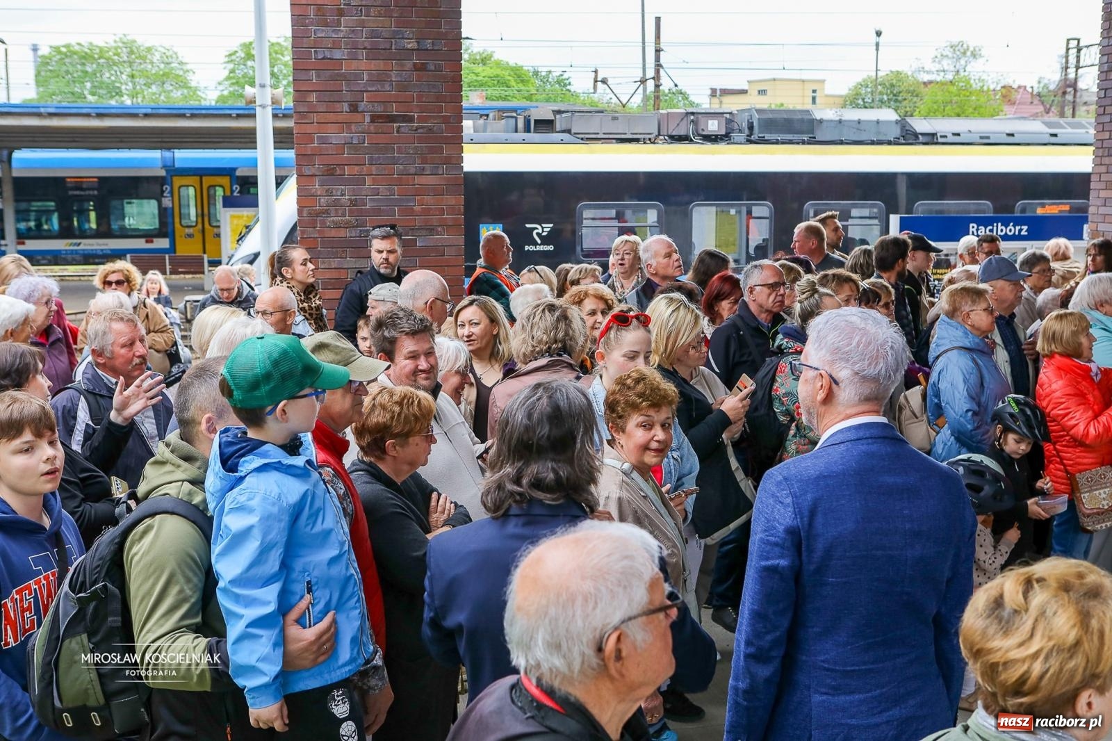 Zdjęcie w galerii na portalu naszraciborz.pl: Opolski Ekspres Dęty znów dotarł do Raciborza. Dworzec wypełniła muzyka i tłumy gości wiadomości z regionu