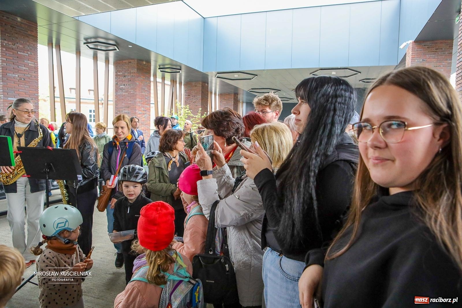 Zdjęcie w galerii na portalu naszraciborz.pl: Opolski Ekspres Dęty znów dotarł do Raciborza. Dworzec wypełniła muzyka i tłumy gości wiadomości z regionu