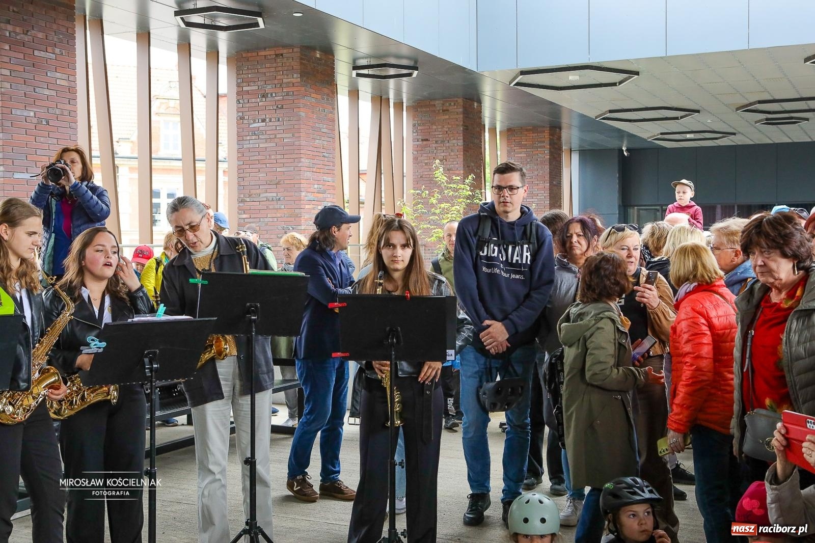 Zdjęcie w galerii na portalu naszraciborz.pl: Opolski Ekspres Dęty znów dotarł do Raciborza. Dworzec wypełniła muzyka i tłumy gości wiadomości z regionu