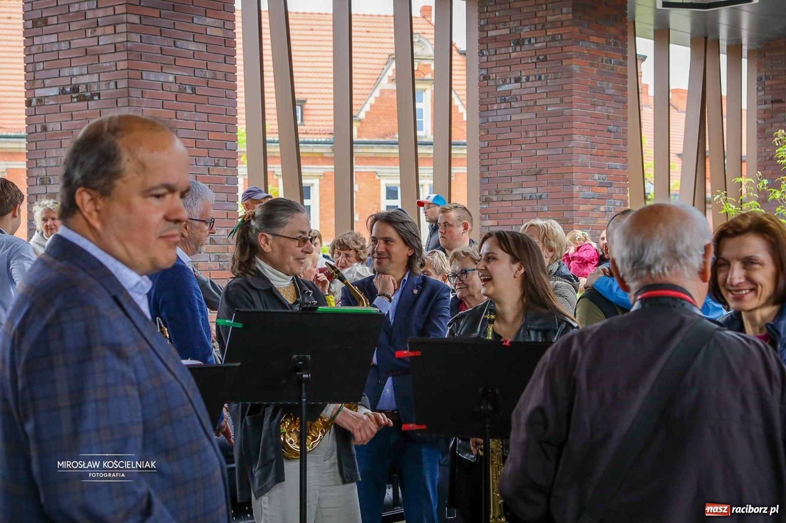 Zdjęcie w galerii na portalu naszraciborz.pl: Opolski Ekspres Dęty znów dotarł do Raciborza. Dworzec wypełniła muzyka i tłumy gości wiadomości z regionu