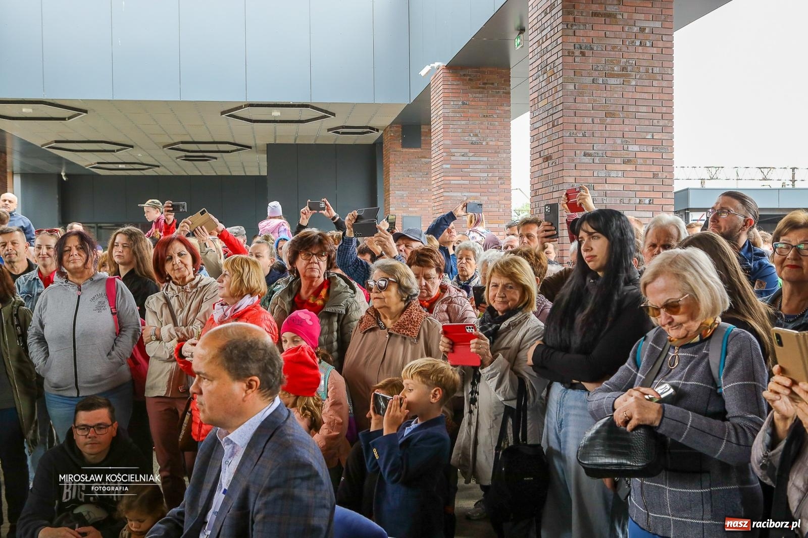 Zdjęcie w galerii na portalu naszraciborz.pl: Opolski Ekspres Dęty znów dotarł do Raciborza. Dworzec wypełniła muzyka i tłumy gości wiadomości z regionu