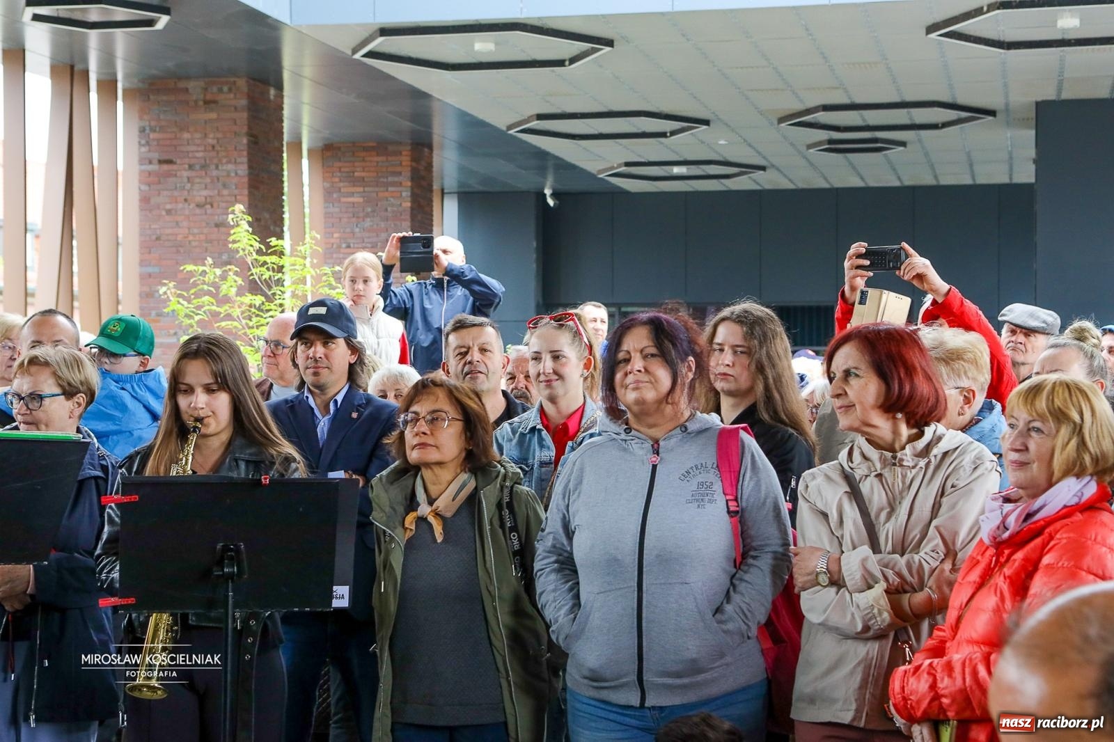 Zdjęcie w galerii na portalu naszraciborz.pl: Opolski Ekspres Dęty znów dotarł do Raciborza. Dworzec wypełniła muzyka i tłumy gości wiadomości z regionu
