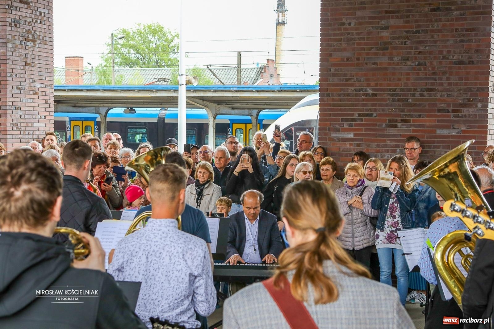 Zdjęcie w galerii na portalu naszraciborz.pl: Opolski Ekspres Dęty znów dotarł do Raciborza. Dworzec wypełniła muzyka i tłumy gości wiadomości z regionu
