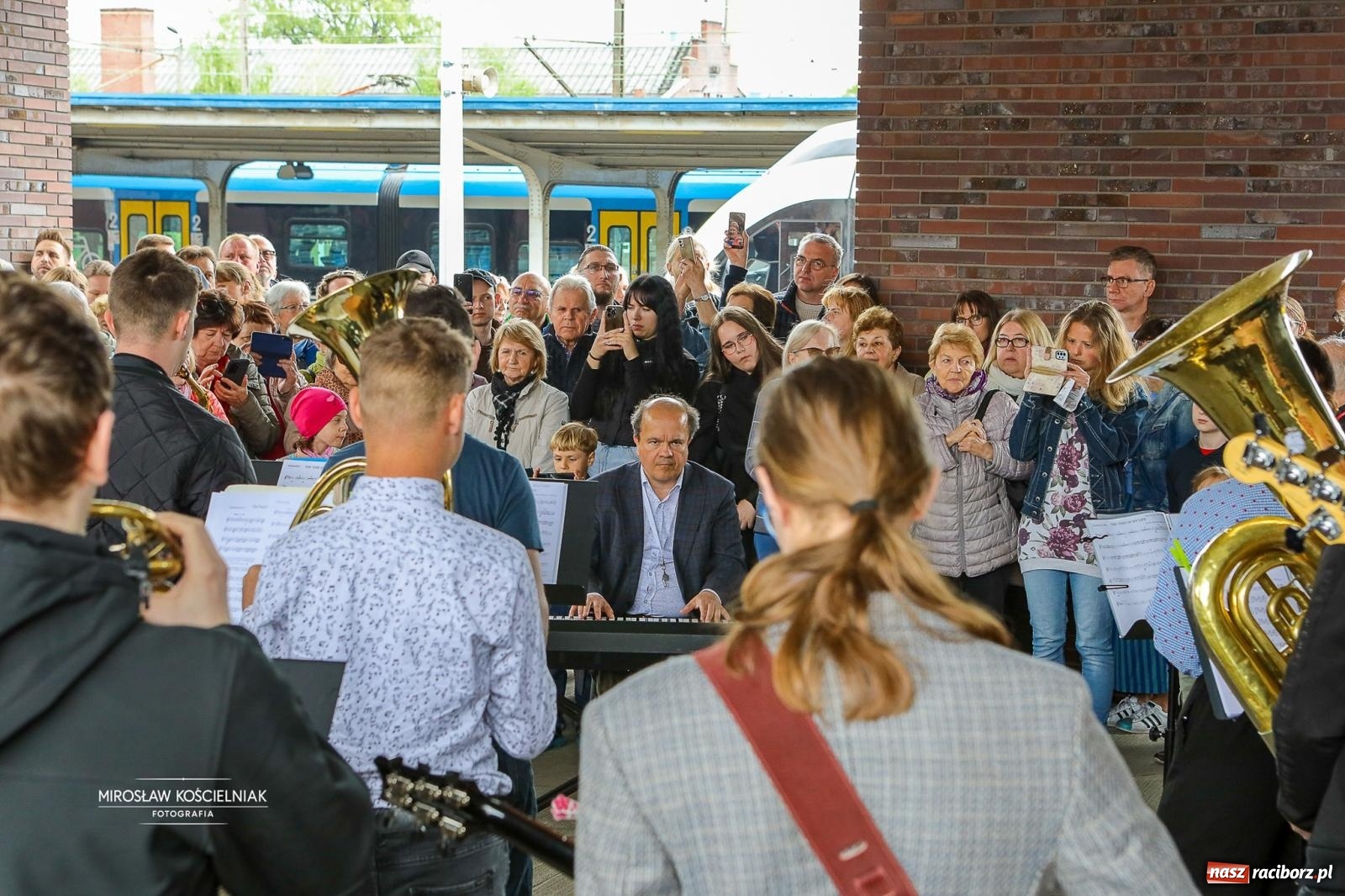 Zdjęcie w galerii na portalu naszraciborz.pl: Opolski Ekspres Dęty znów dotarł do Raciborza. Dworzec wypełniła muzyka i tłumy gości wiadomości z regionu