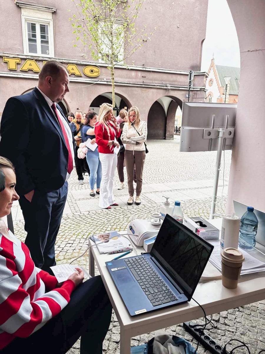 Zdjęcie w galerii na portalu naszraciborz.pl: Za nami Dzień Trychologii w Raciborzu. Mieszkańcy skorzystali z bezpłatnych konsultacji wiadomości z regionu
