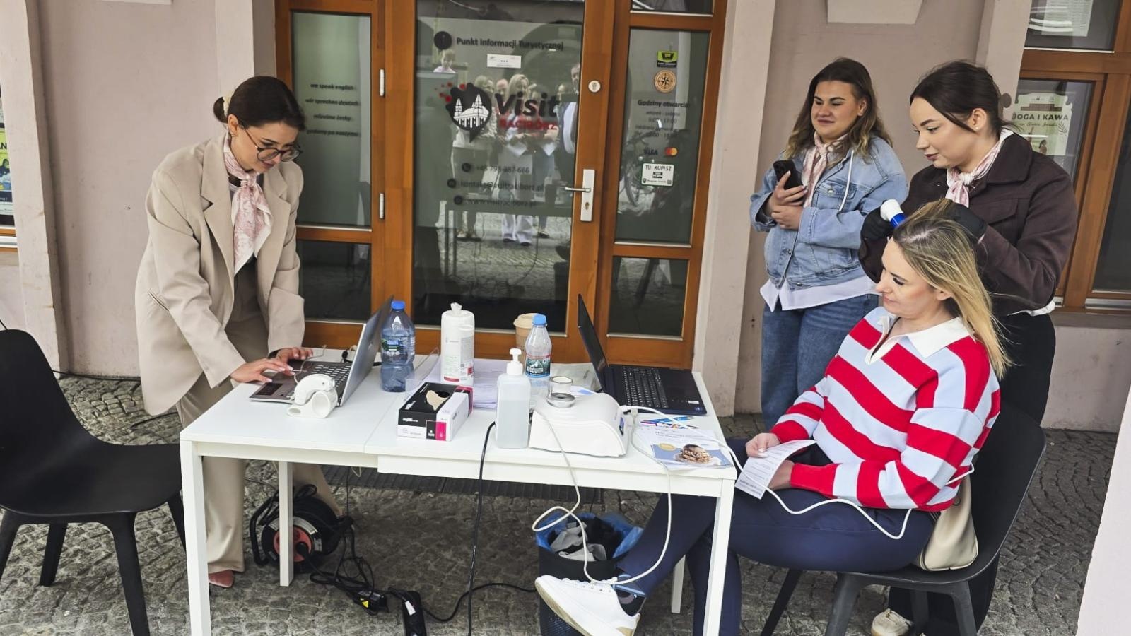 Zdjęcie w galerii na portalu naszraciborz.pl: Za nami Dzień Trychologii w Raciborzu. Mieszkańcy skorzystali z bezpłatnych konsultacji wiadomości z regionu