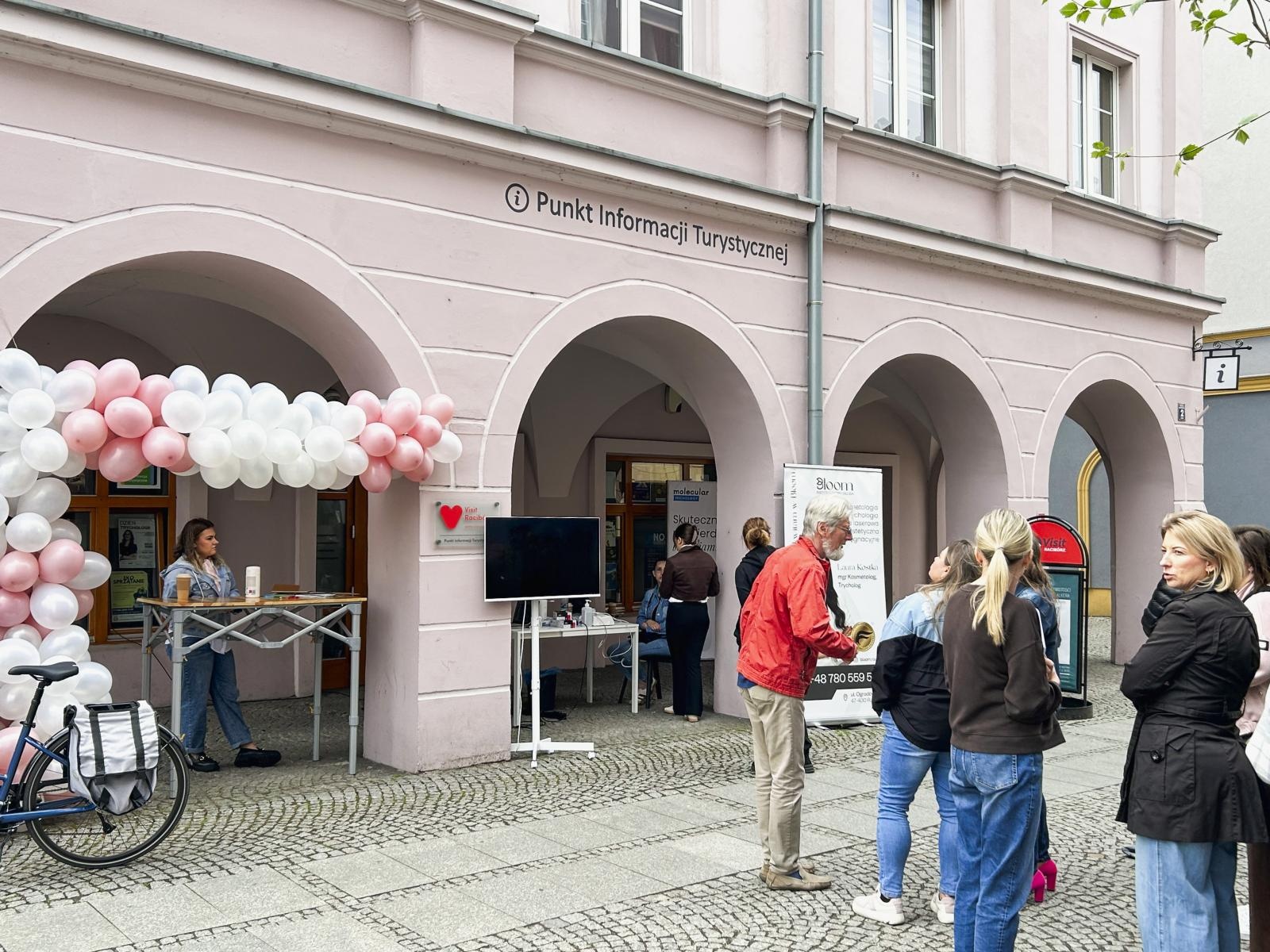 Zdjęcie w galerii na portalu naszraciborz.pl: Za nami Dzień Trychologii w Raciborzu. Mieszkańcy skorzystali z bezpłatnych konsultacji wiadomości z regionu