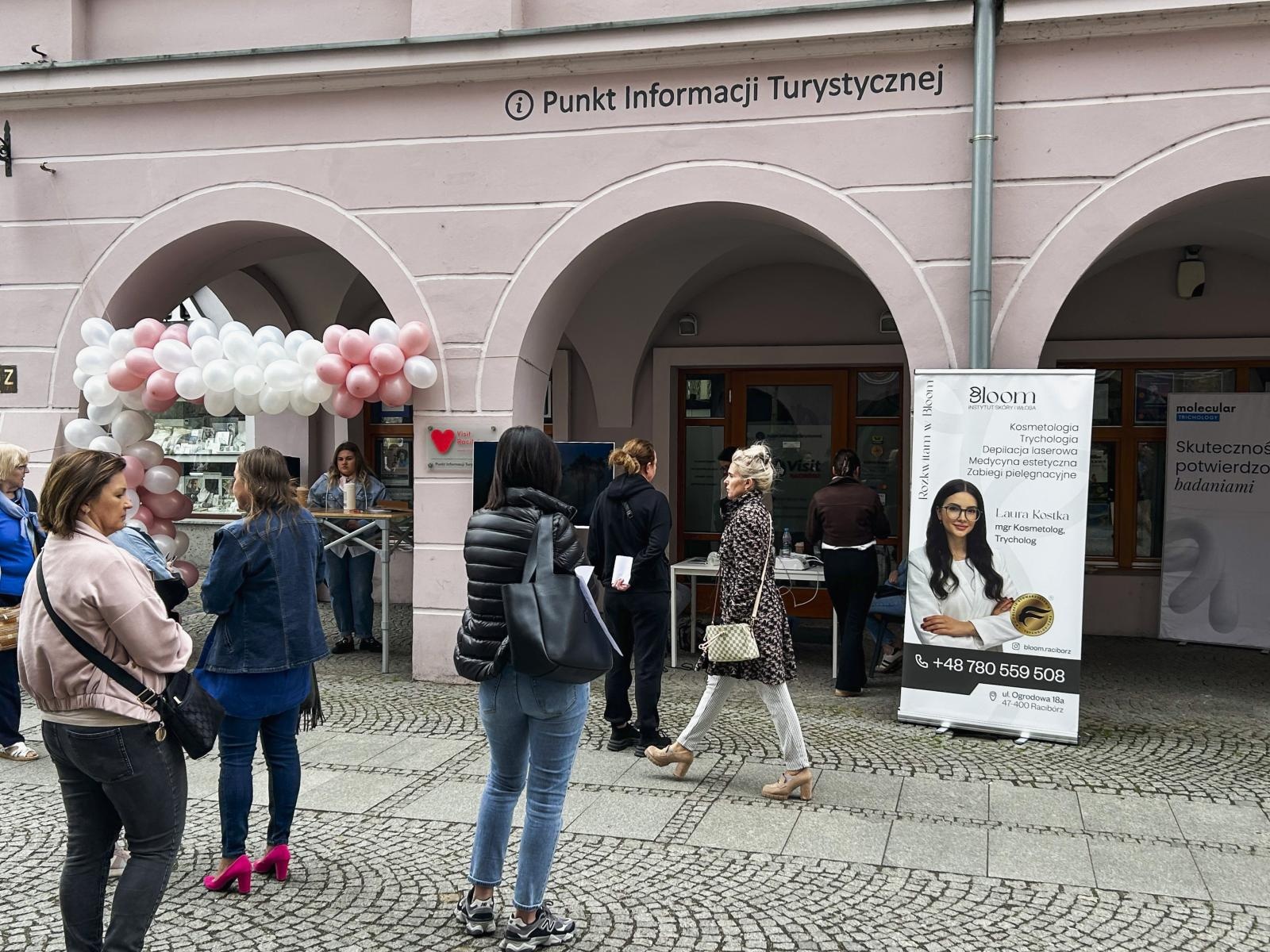 Zdjęcie w galerii na portalu naszraciborz.pl: Za nami Dzień Trychologii w Raciborzu. Mieszkańcy skorzystali z bezpłatnych konsultacji wiadomości z regionu